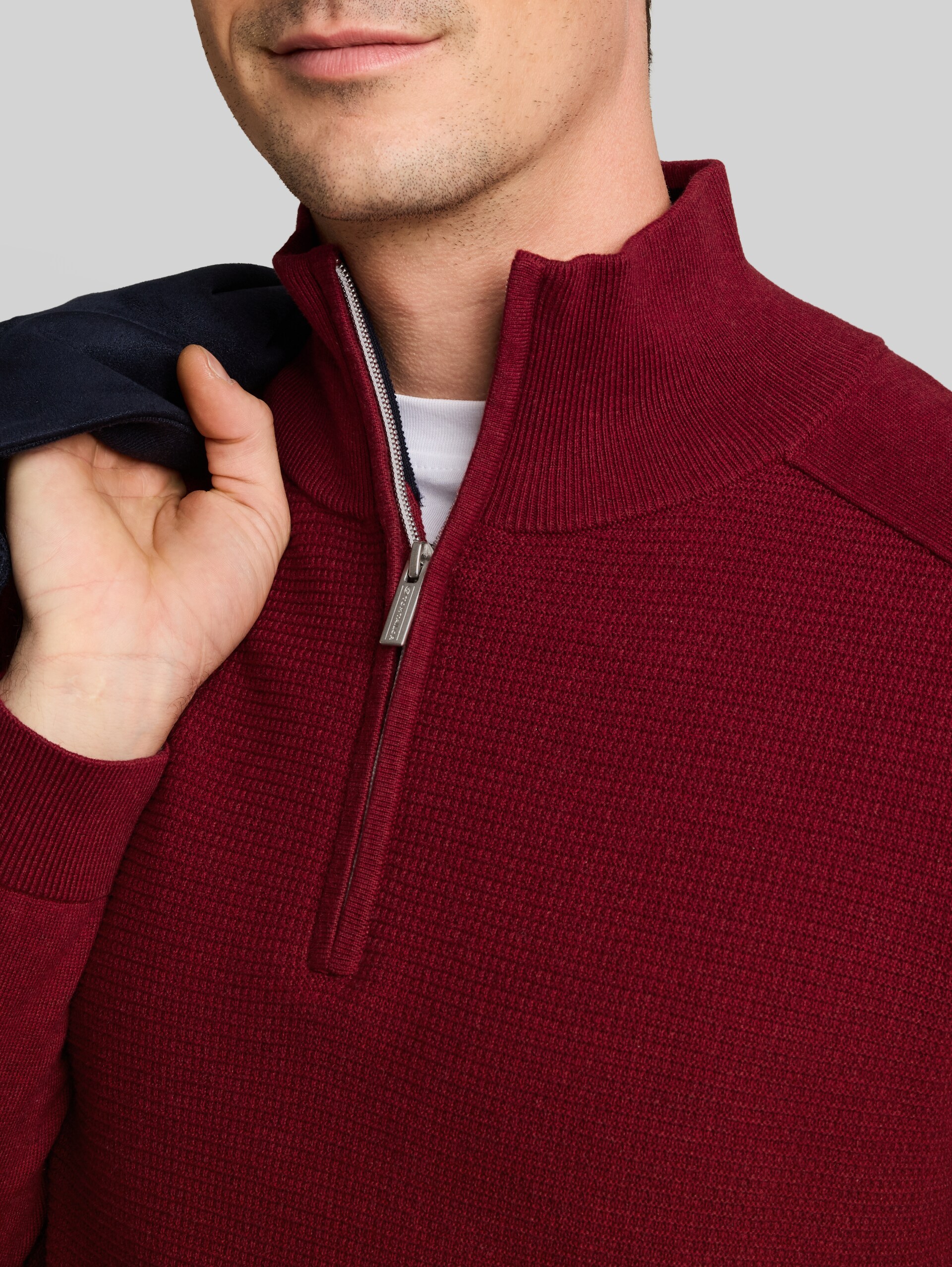 Troyer Strickpullover aus Baumwolle - carlet red melange - Detail-Model-Ansicht
