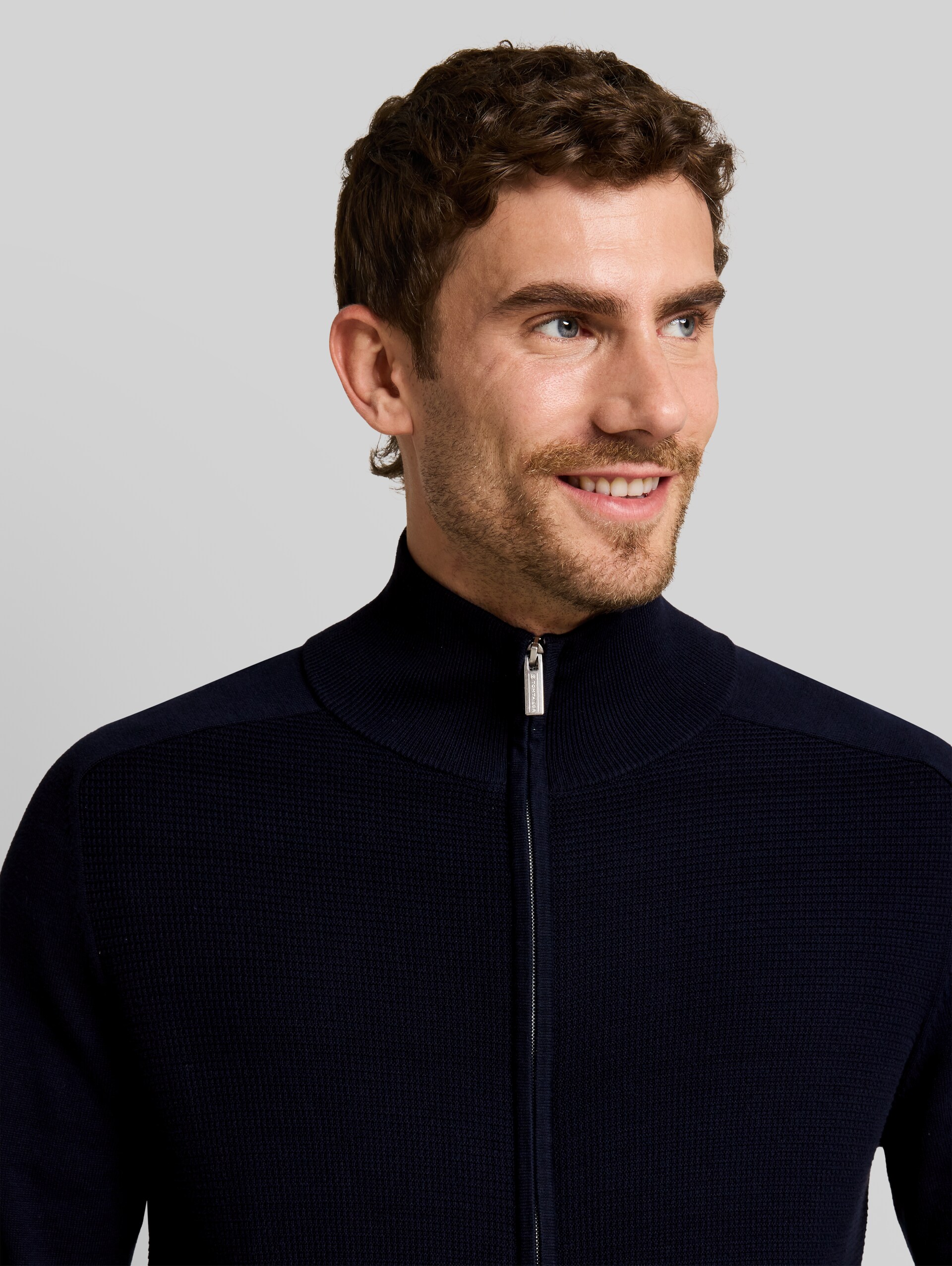 Strickjacke aus Baumwolle - sky captain blue - Detail-Model-Ansicht