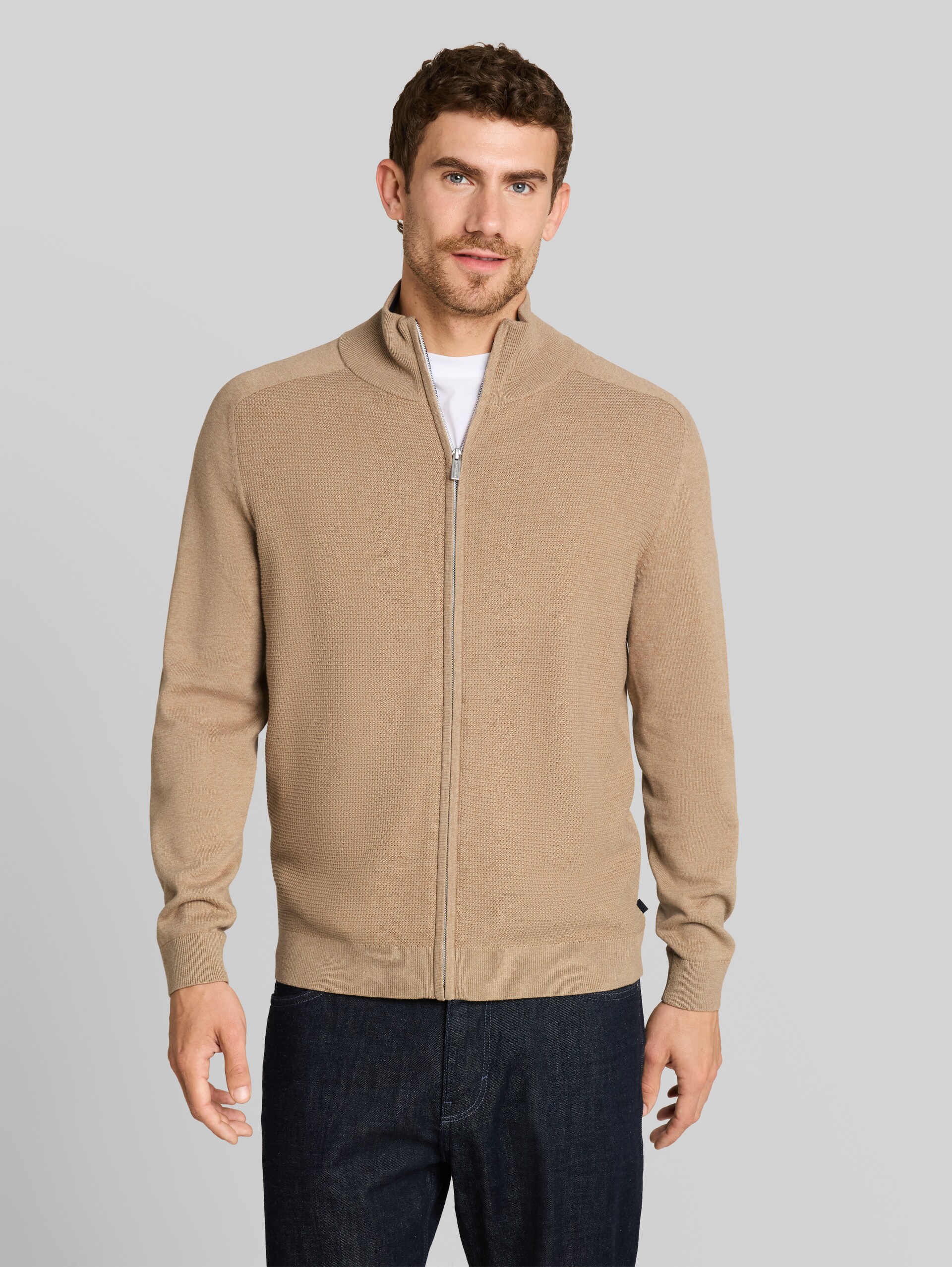 Strickjacke aus Baumwolle - hazel brown melange - Ausschnitt Model-Vorderansicht
