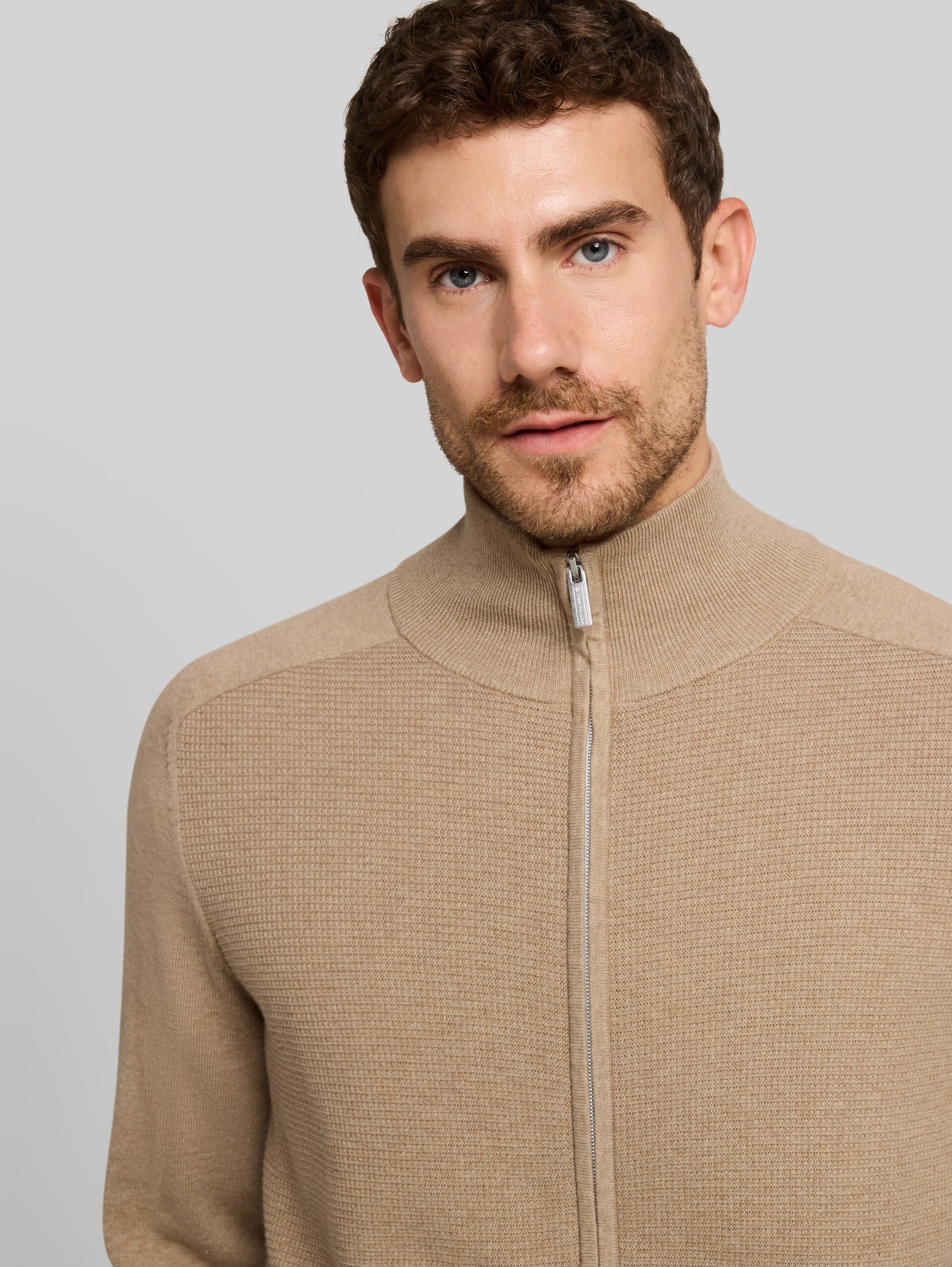 Strickjacke aus Baumwolle - hazel brown melange - Detail-Model-Ansicht