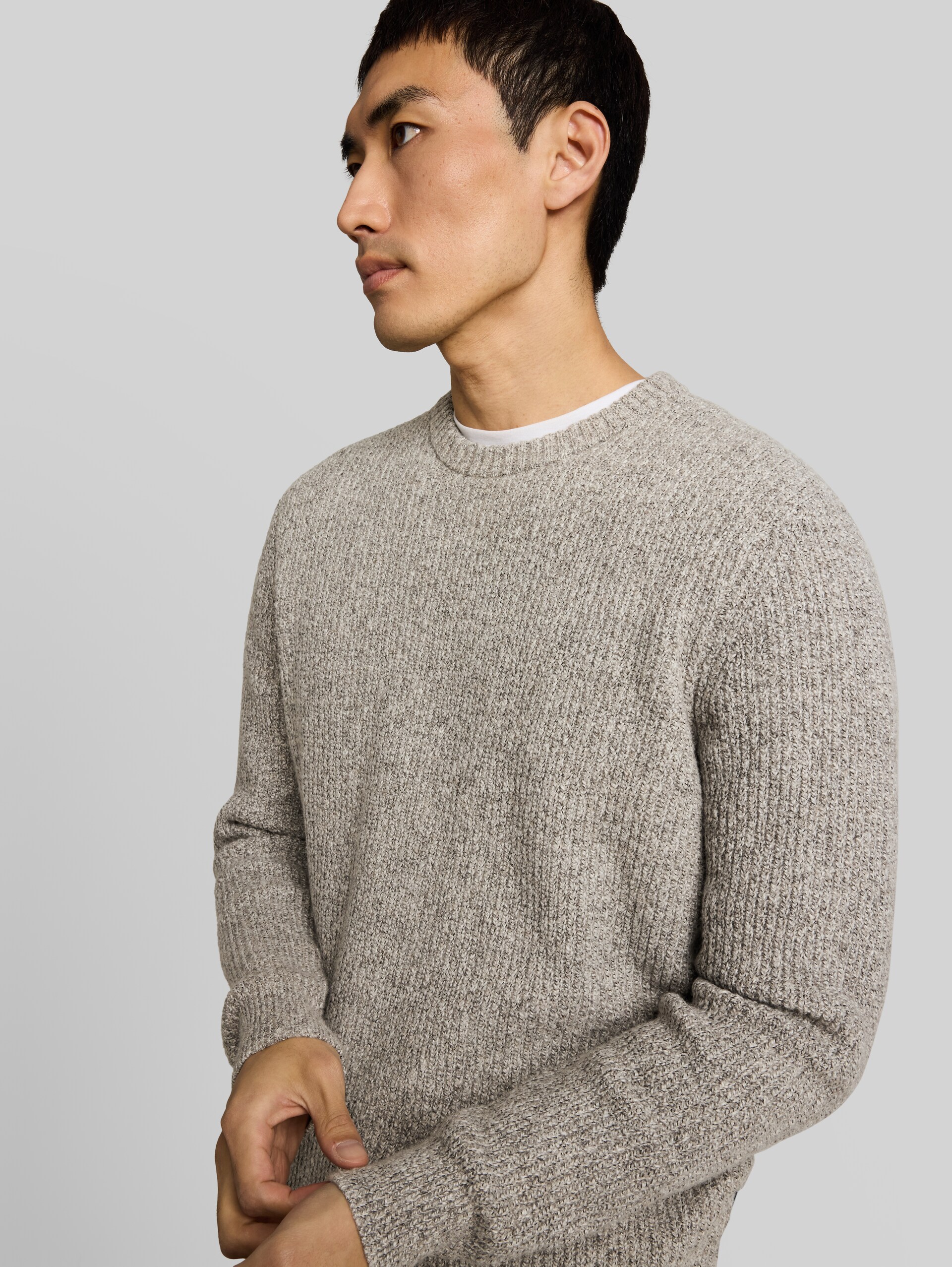 Strickpullover in Melange-Optik - beige white irregular mouline - Detail-Model-Ansicht