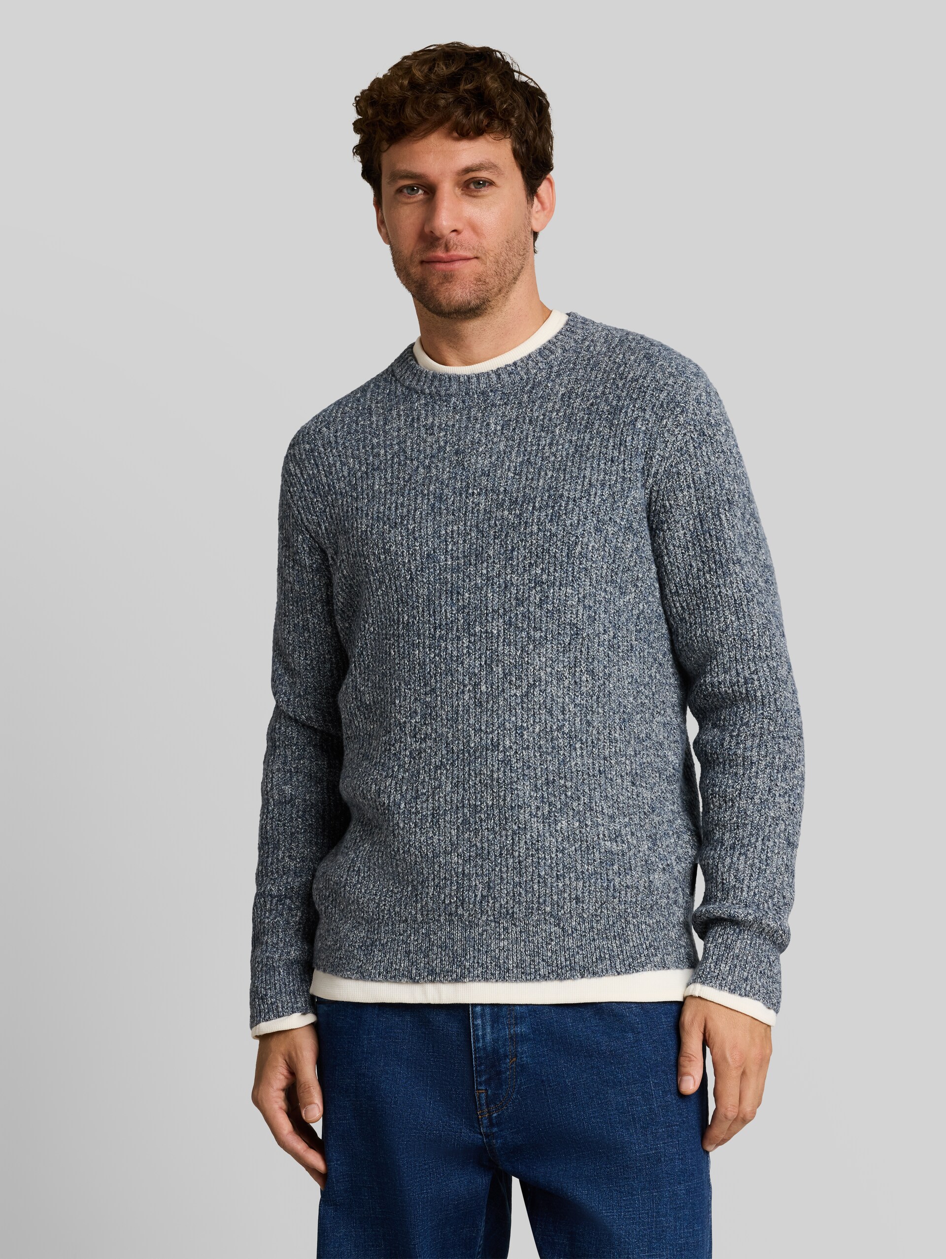 Strickpullover in Melange-Optik - blue white irregular mouline - Ausschnitt Model-Vorderansicht