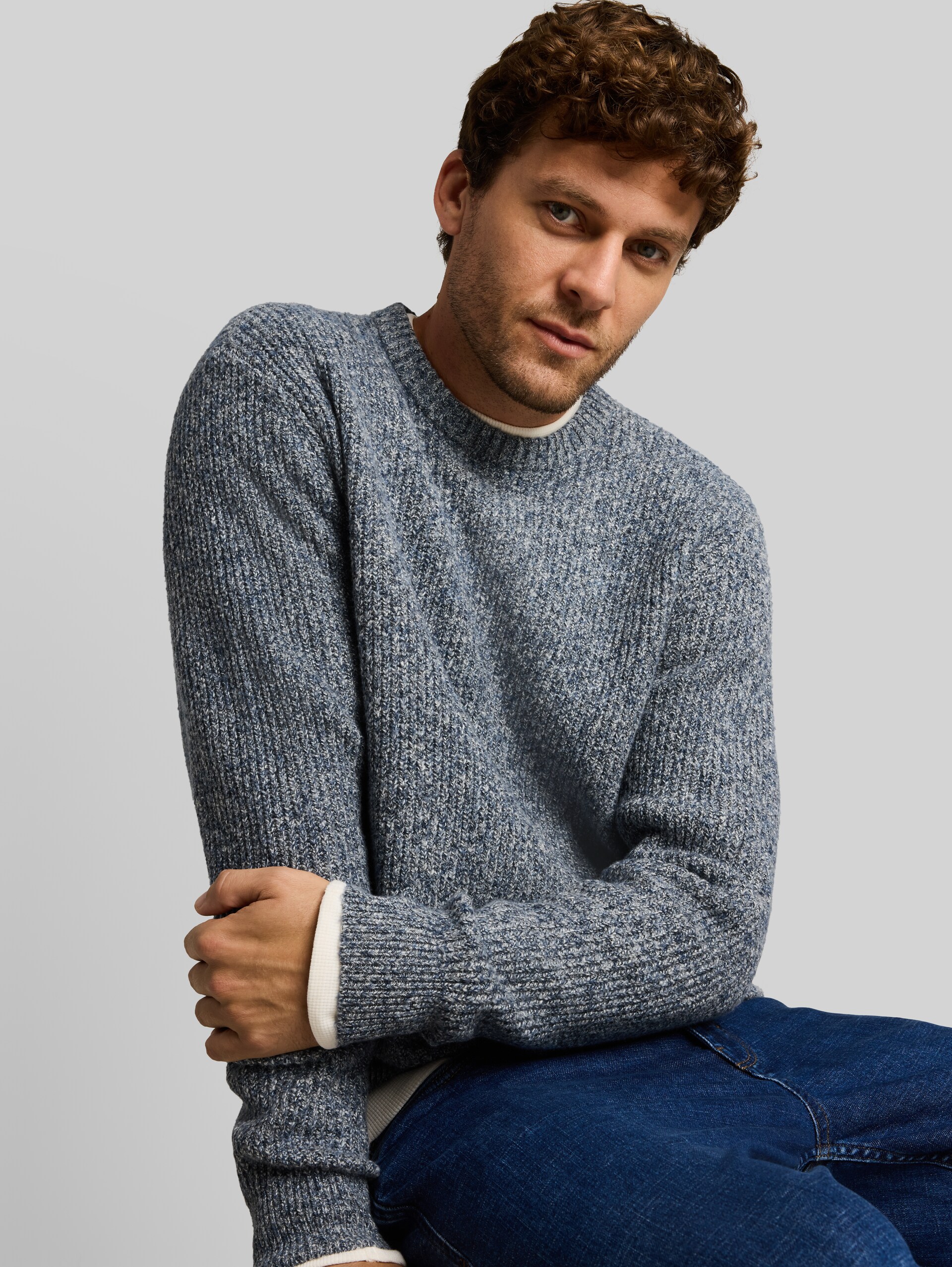 Strickpullover in Melange-Optik - blue white irregular mouline - Detail-Model-Ansicht