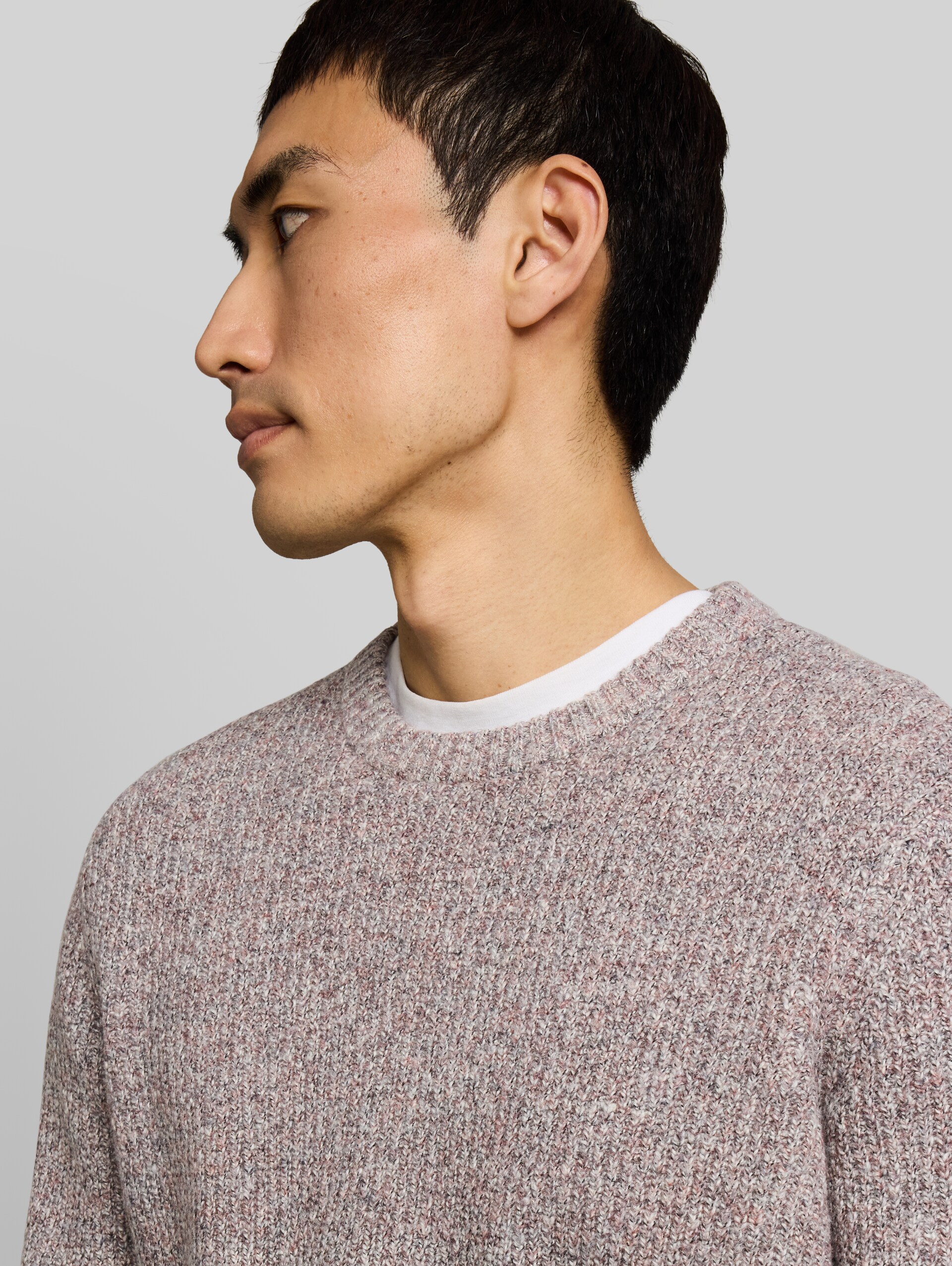 Strickpullover in Melange-Optik - rose white irregular mouline - Detail-Model-Ansicht