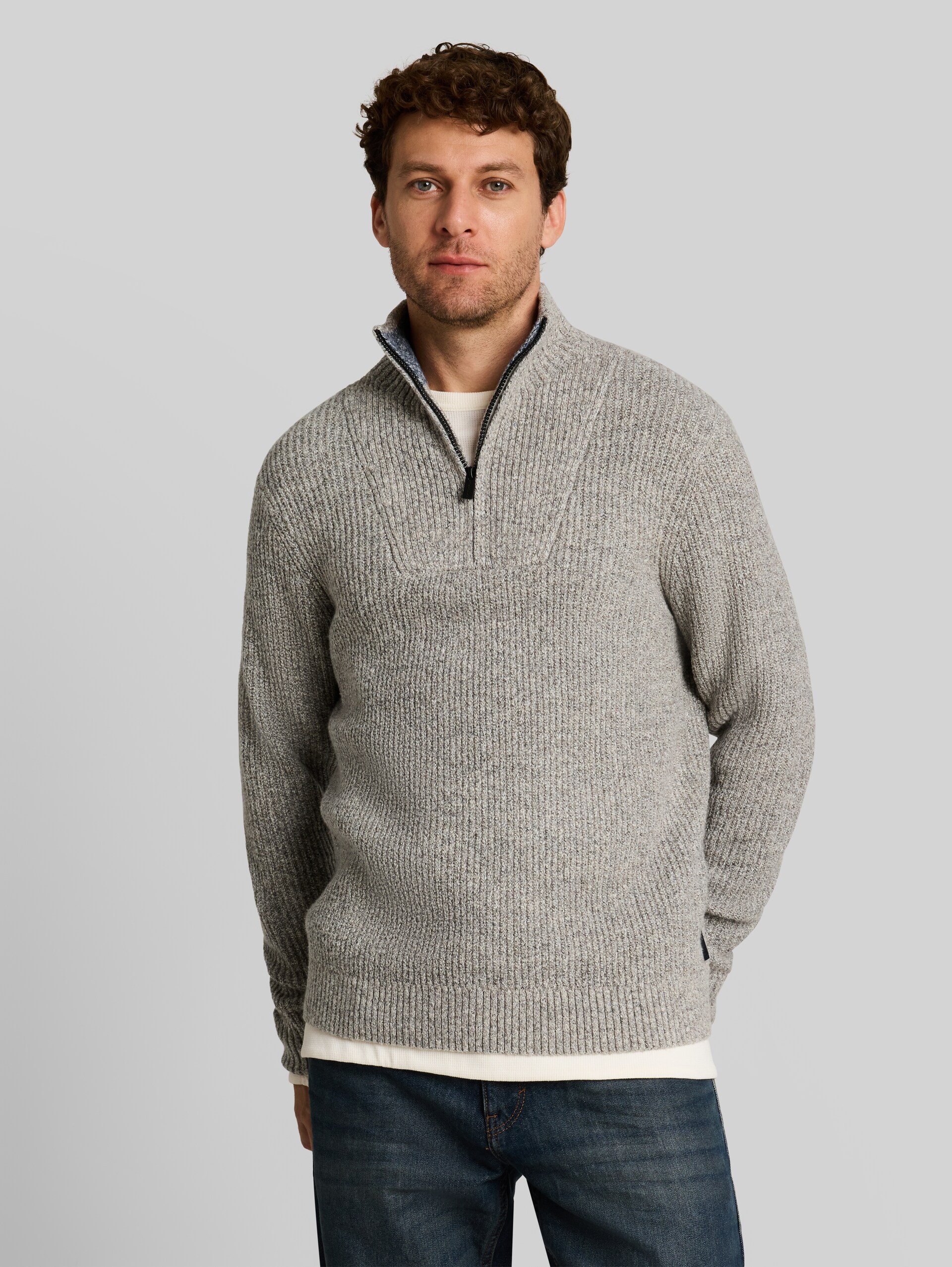 Troyer Strickpullover in Melange-Optik - beige white irregular mouline - Ausschnitt Model-Vorderansicht