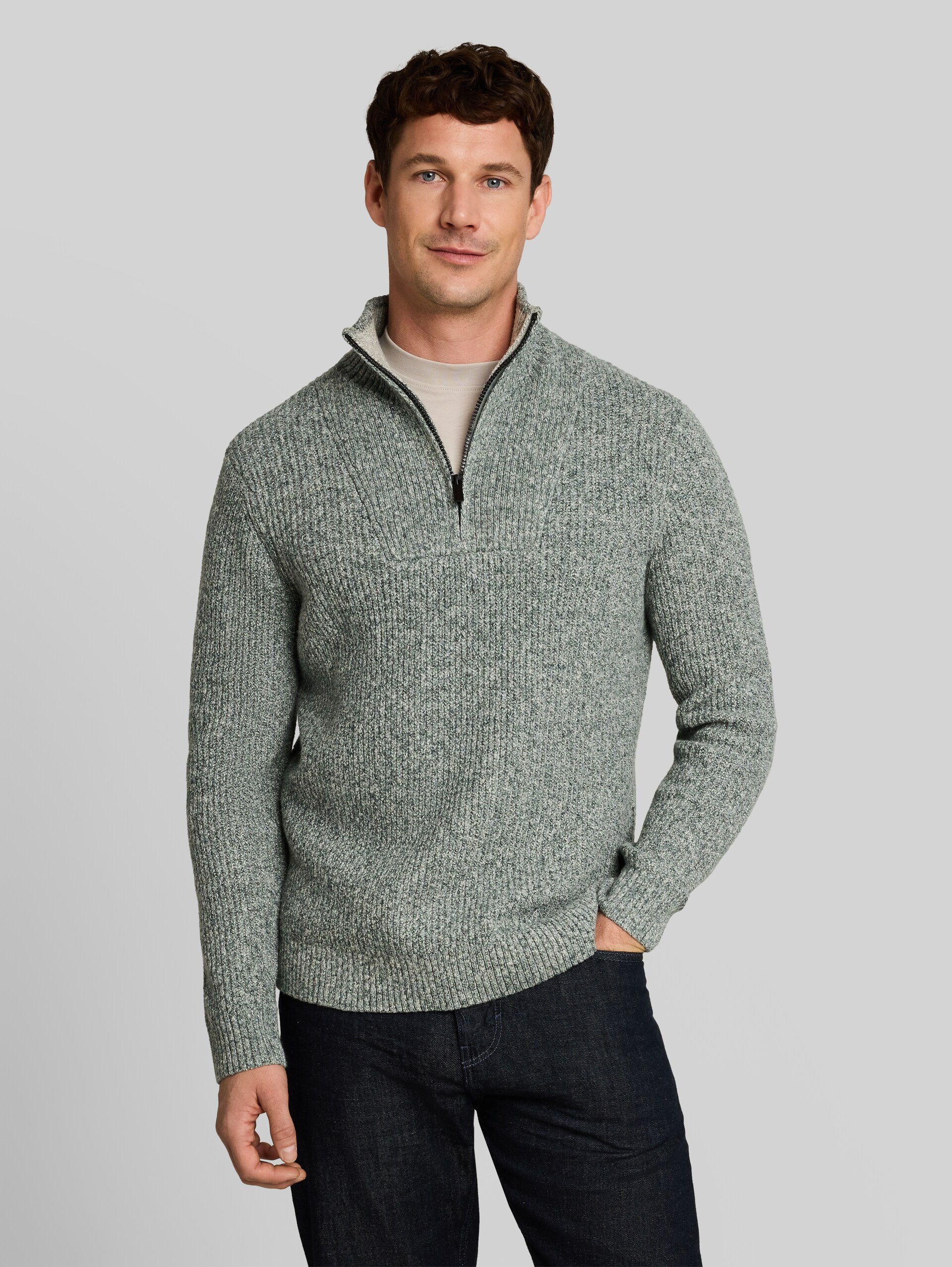 Troyer Strickpullover in Melange-Optik - green white irregular mouline - Ausschnitt Model-Vorderansicht