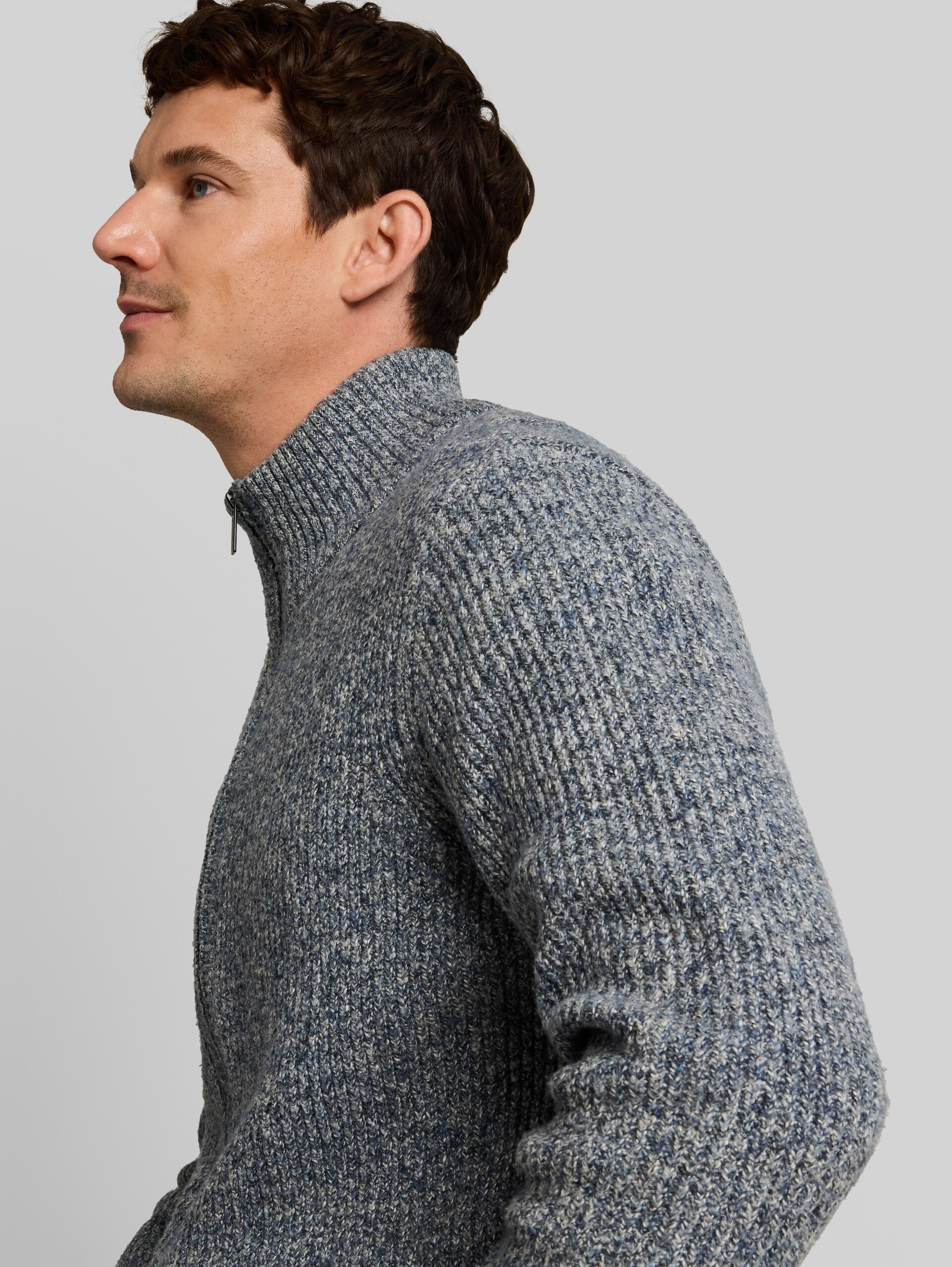 Strickjacke in Melange-Optik - blue white irregular mouline - Detail-Model-Ansicht