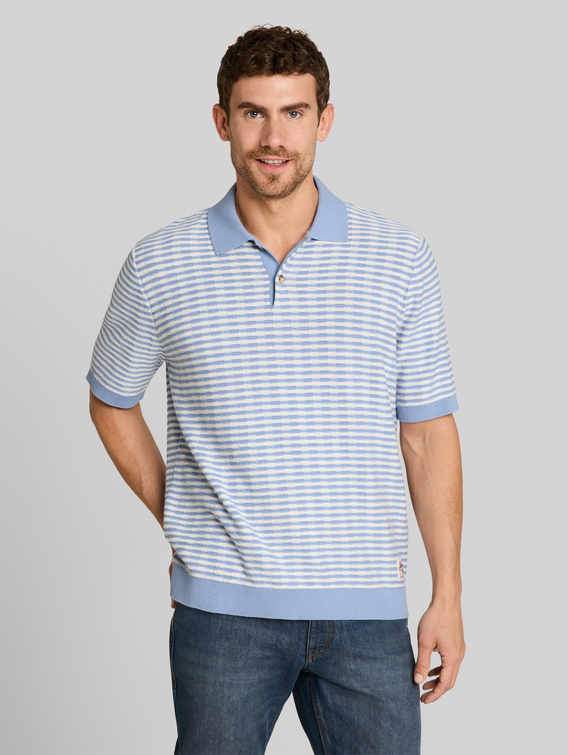 Strick-Poloshirt mit Streifenmuster - light blue white stripe - Ausschnitt Model-Vorderansicht