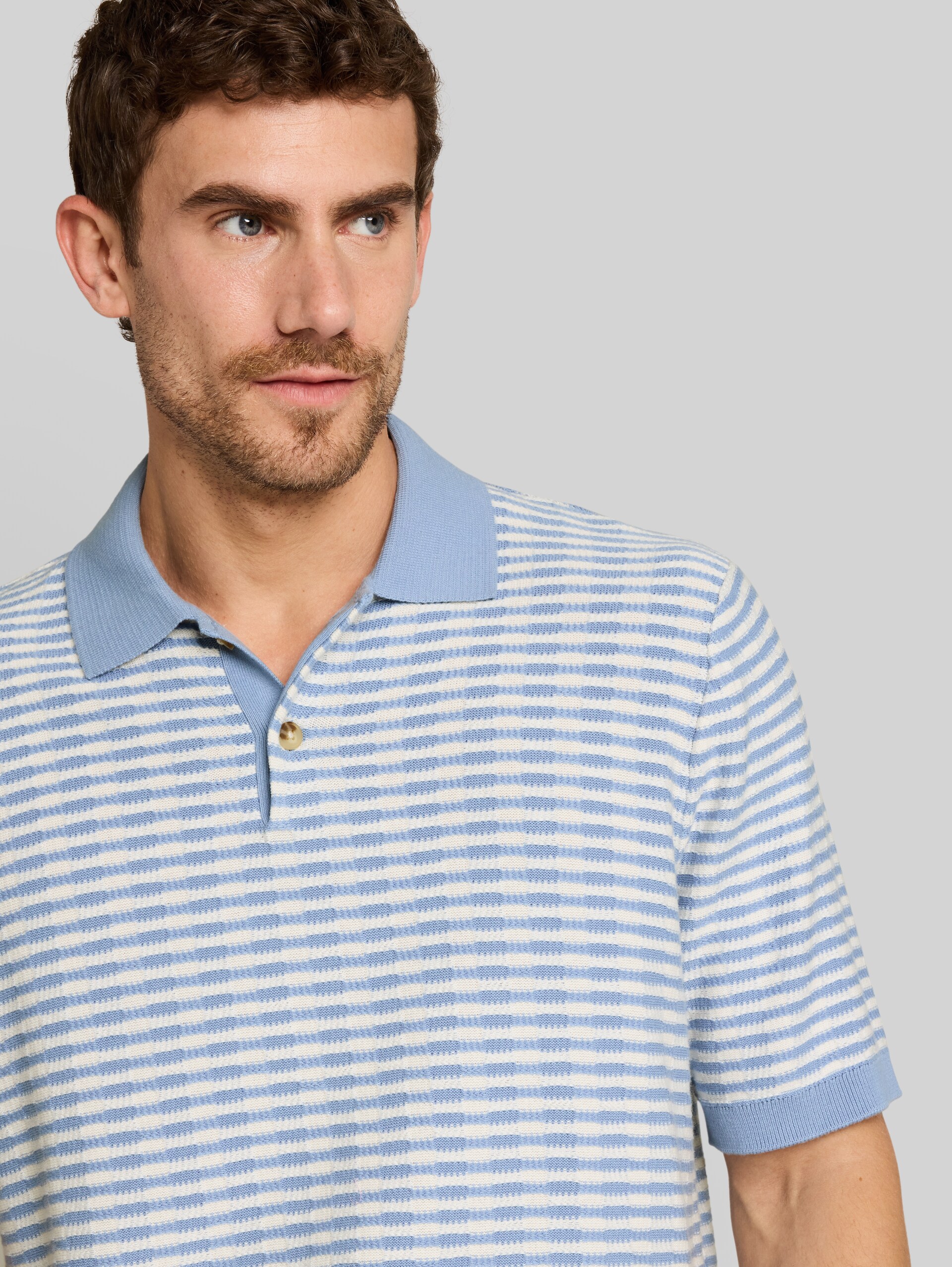 Strick-Poloshirt mit Streifenmuster - light blue white stripe - Detail-Model-Ansicht
