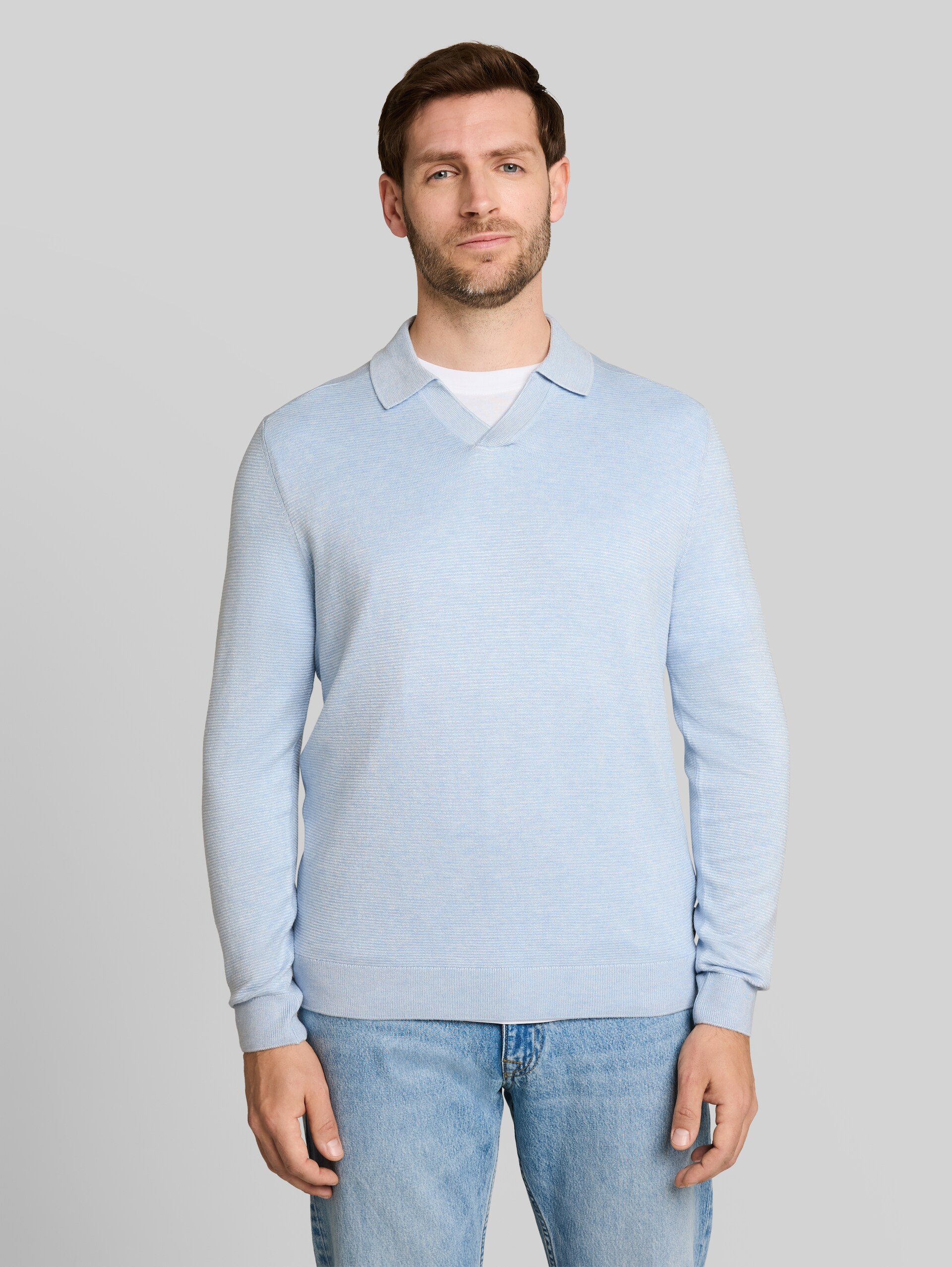 Strickpullover mit Polokragen - Pale Blue Mélange - Ausschnitt Model-Vorderansicht