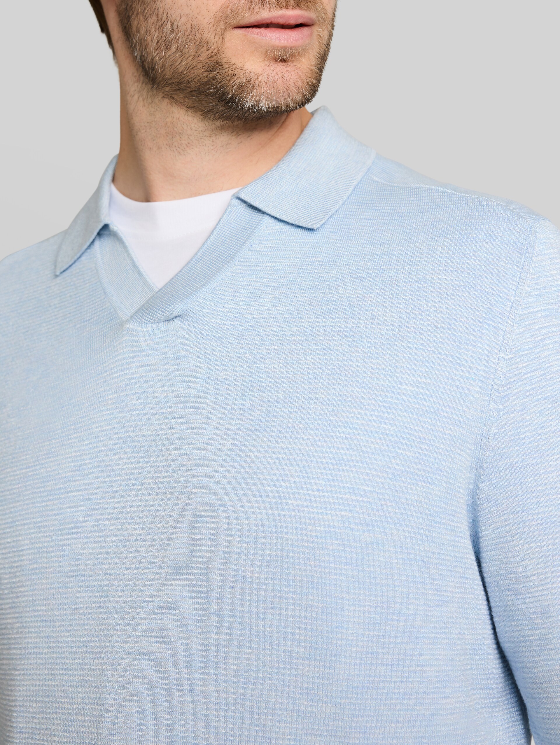 Strickpullover mit Polokragen - Pale Blue Mélange - Detail-Model-Ansicht