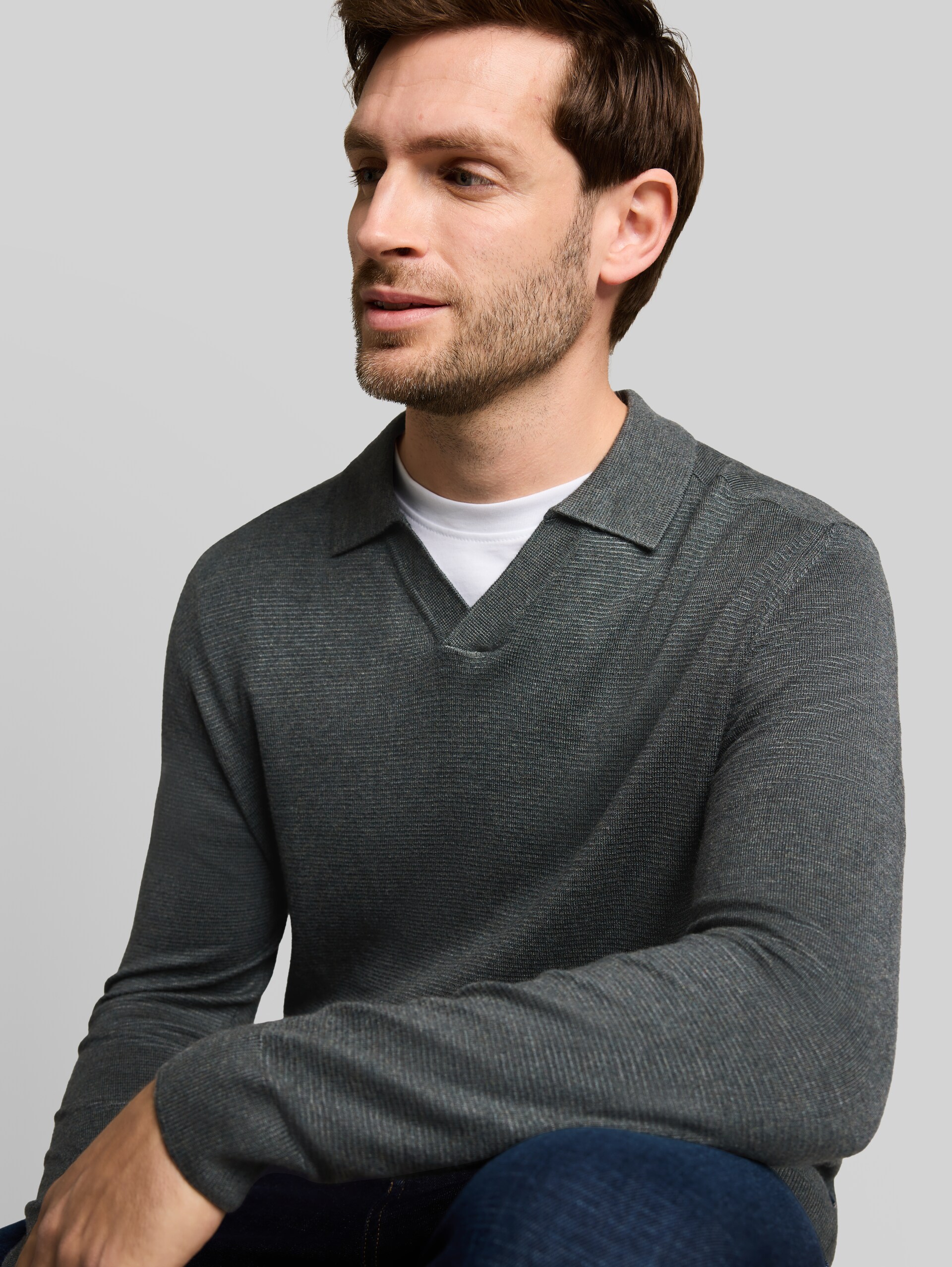 Strickpullover mit Polokragen - darkest olive melange - Detail-Model-Ansicht
