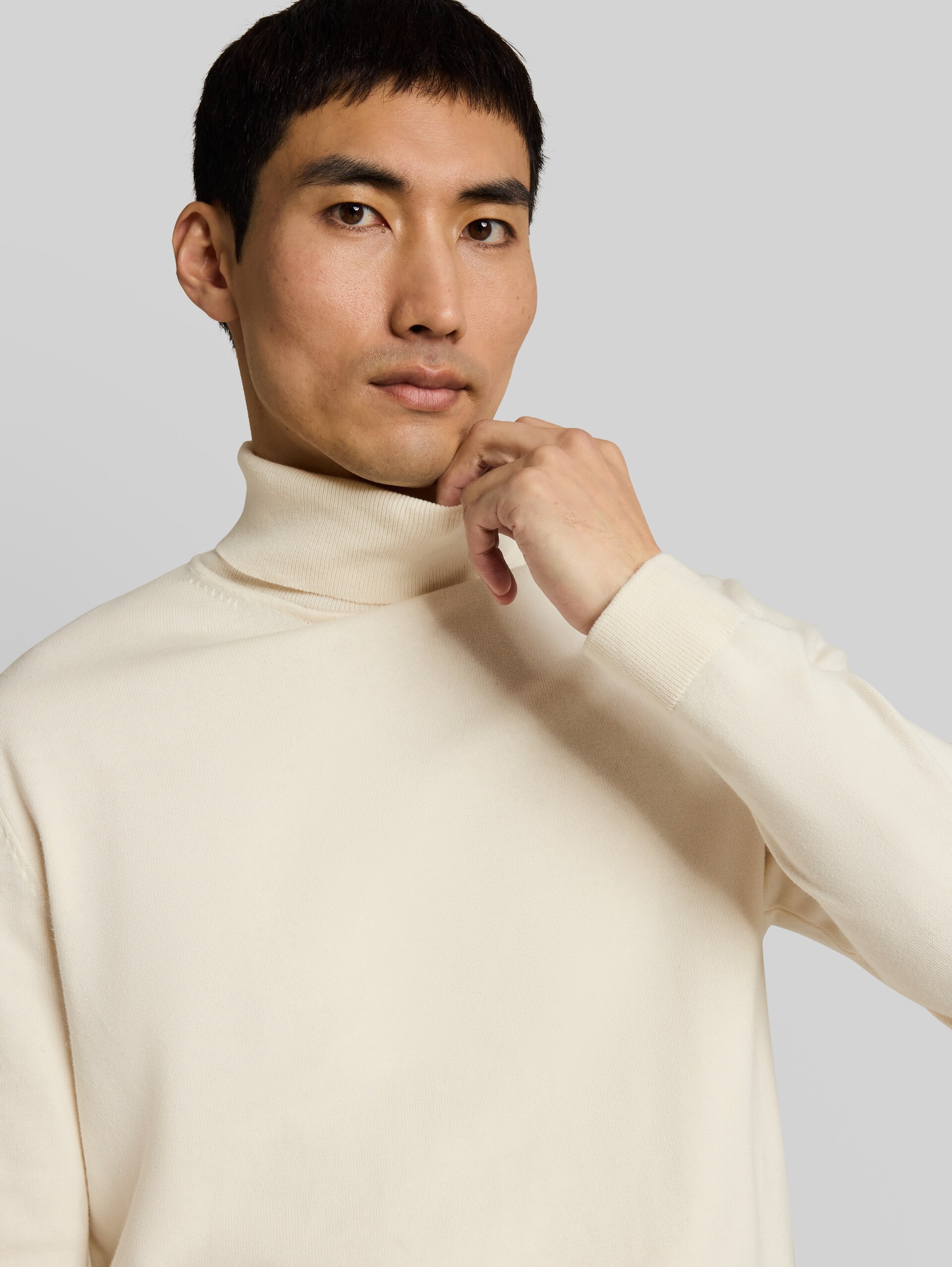 Rollkragenpullover aus Baumwolle - Gardenia White - Detail-Model-Ansicht