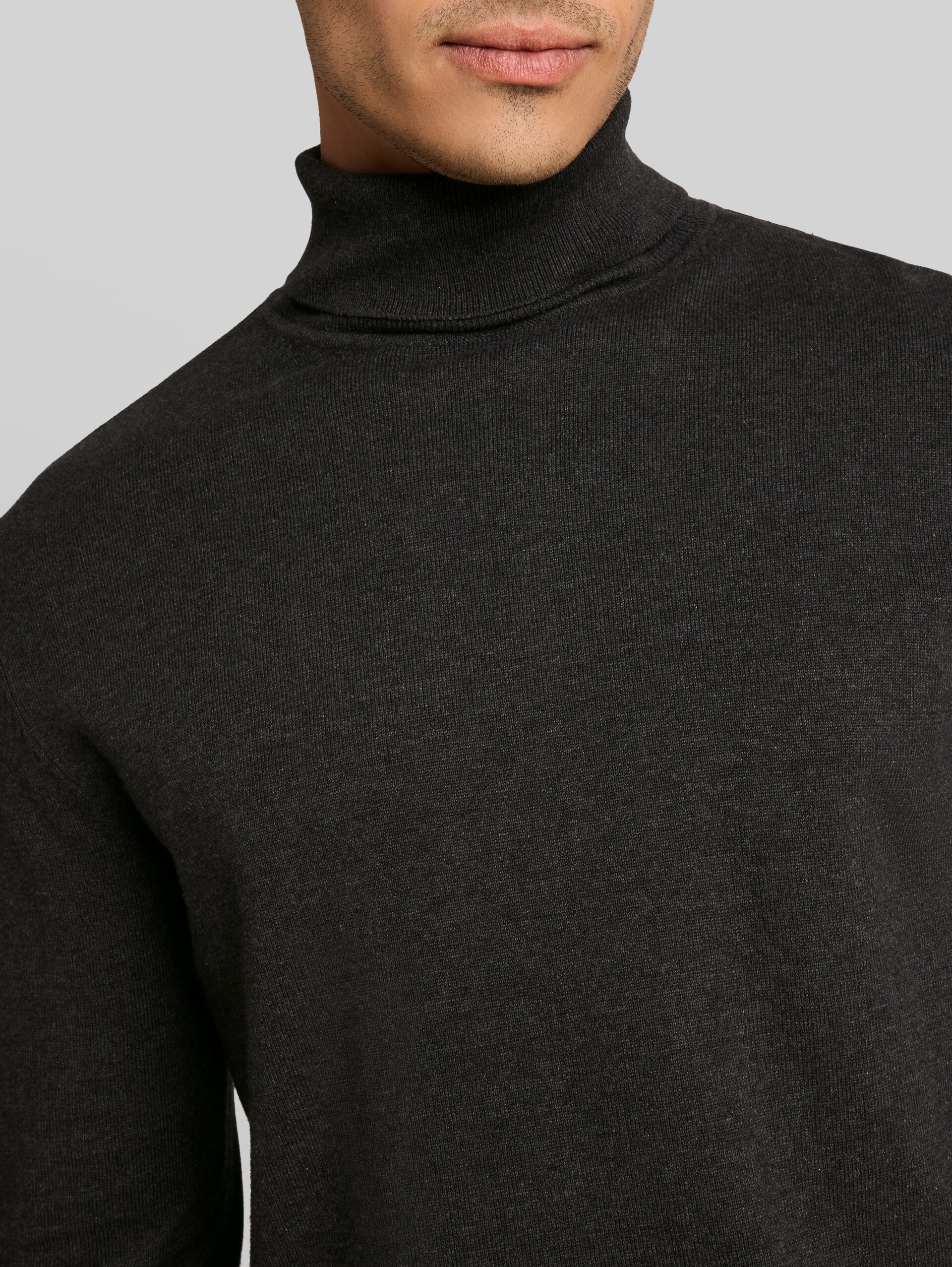 Rollkragenpullover aus Baumwolle - Black Grey Melange - Detail-Model-Ansicht