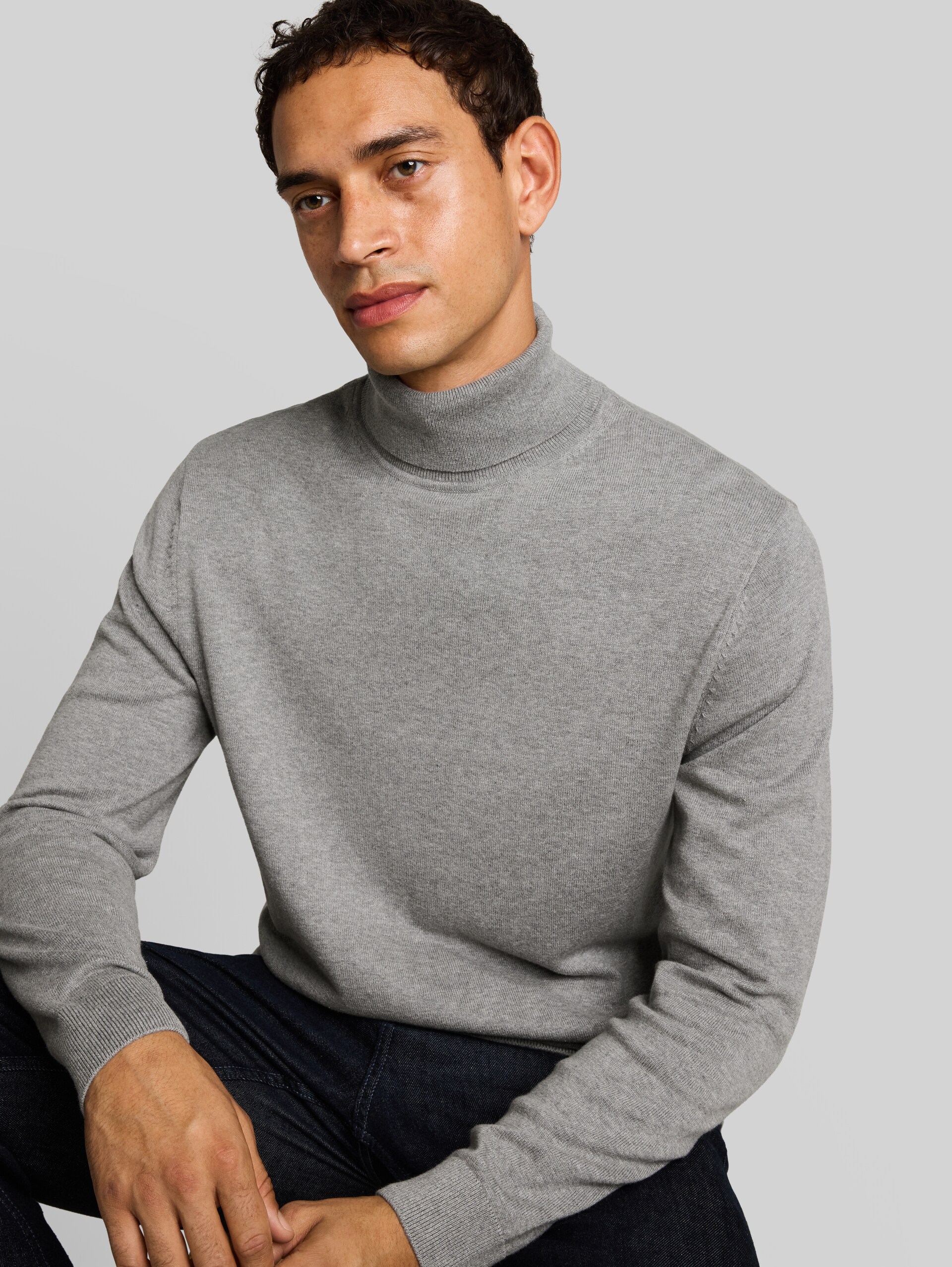Rollkragenpullover aus Baumwolle - Knit Grey Melange - Detail-Model-Ansicht