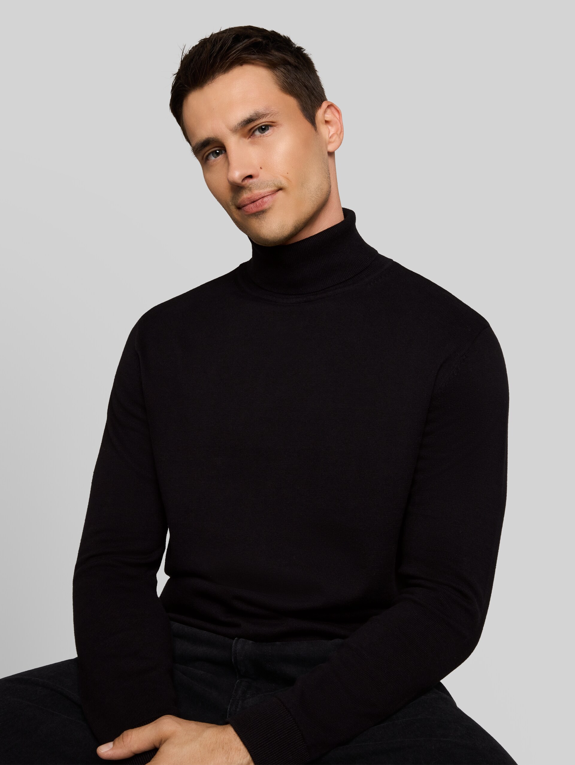 Rollkragenpullover aus Baumwolle - Black - Detail-Model-Ansicht