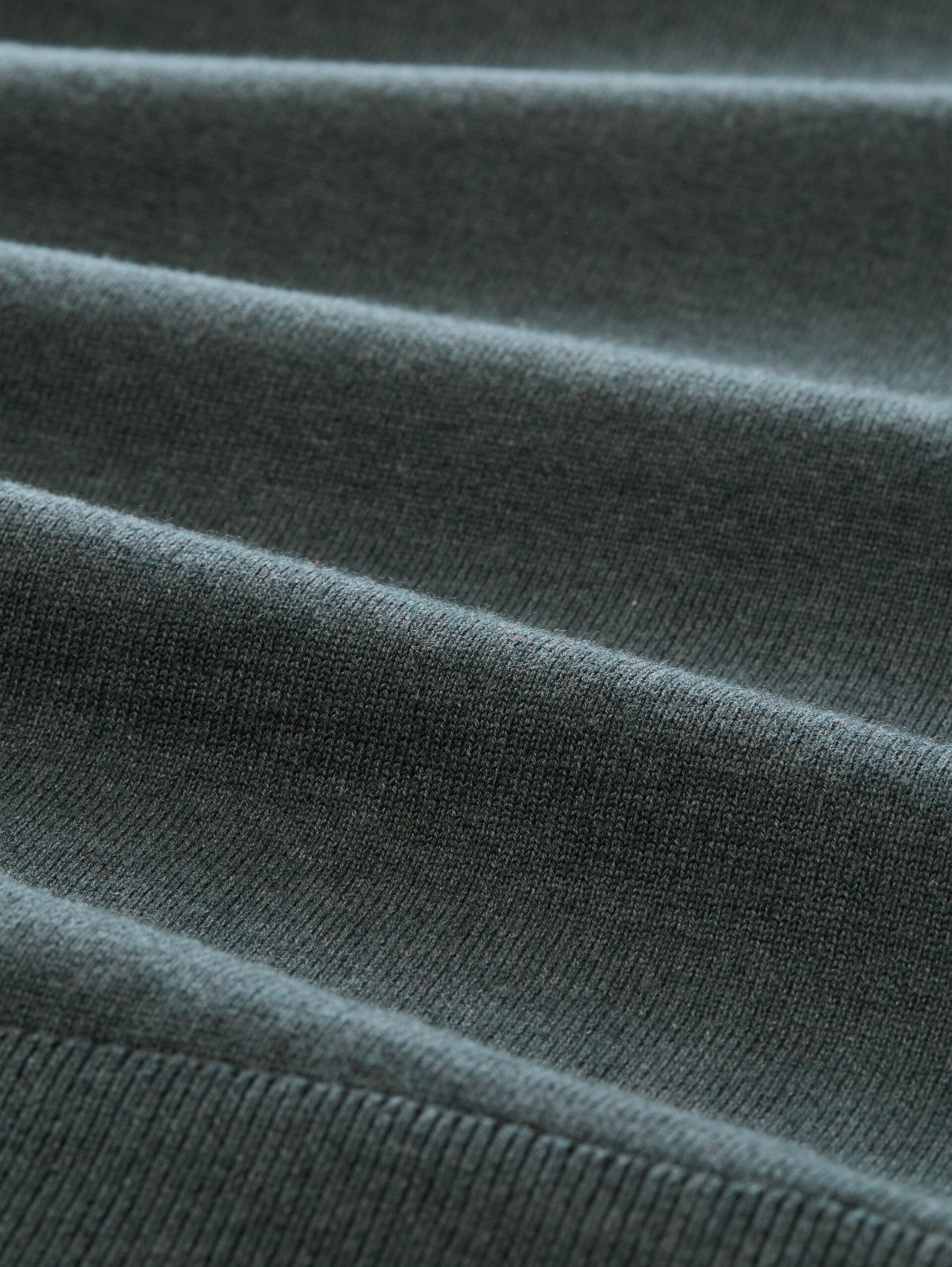 Rollkragenpullover aus Baumwolle - darkest olive melange - Material-Ansicht