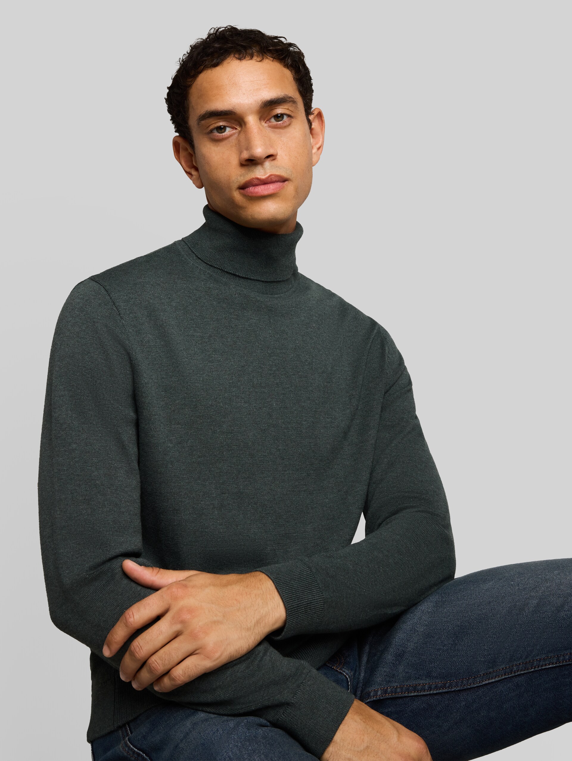 Rollkragenpullover aus Baumwolle - darkest olive melange - Detail-Model-Ansicht