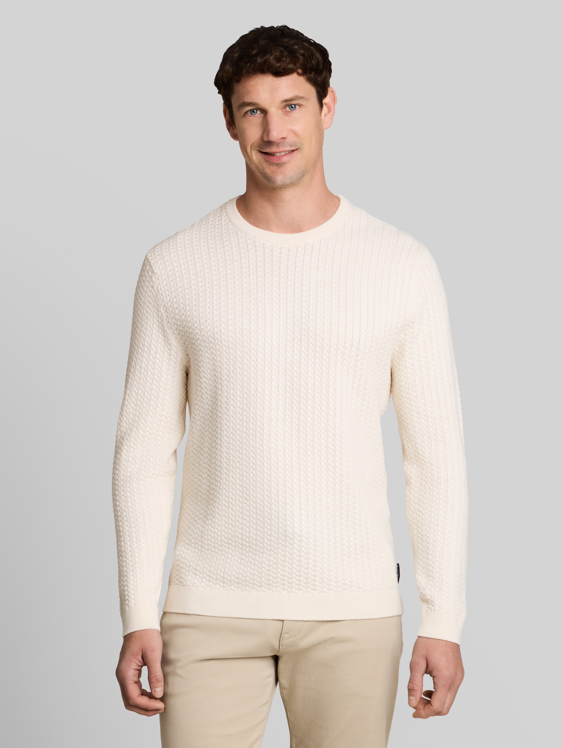 Gebreide trui met kabelpatroon - Gardenia White - Nek model vooraanzicht
