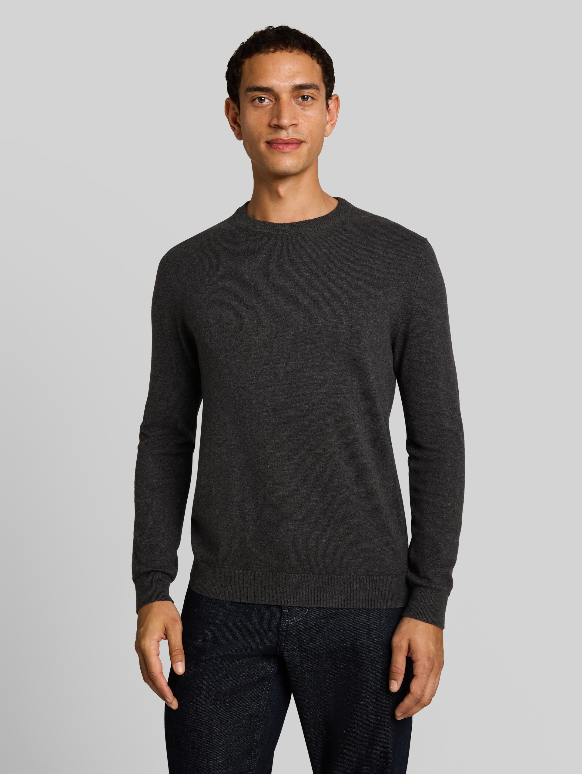 Strickpullover mit Kaschmir-Anteil - Black Grey Melange - Ausschnitt Model-Vorderansicht