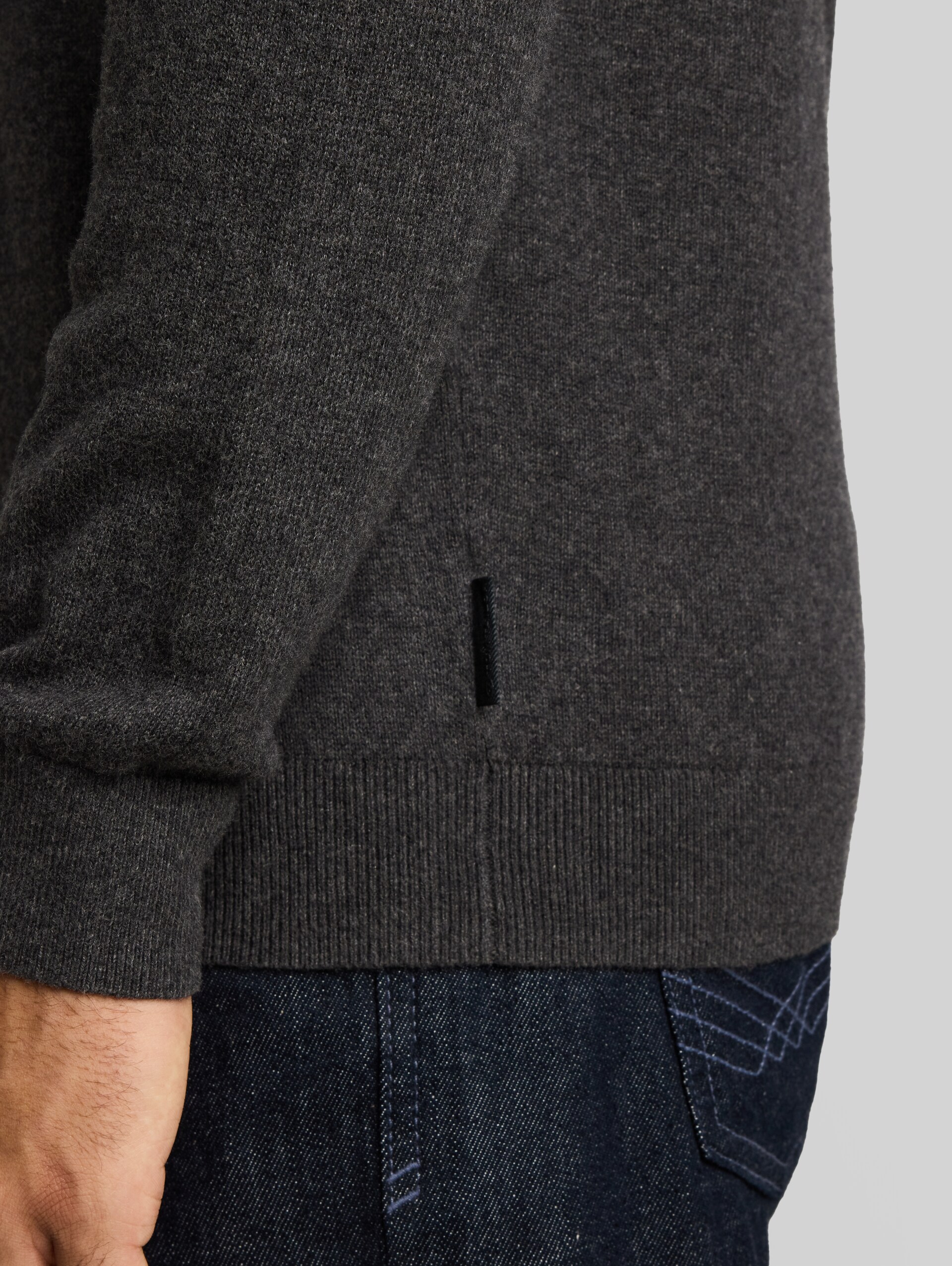 Strickpullover mit Kaschmir-Anteil - Black Grey Melange - Detail-Model-Ansicht