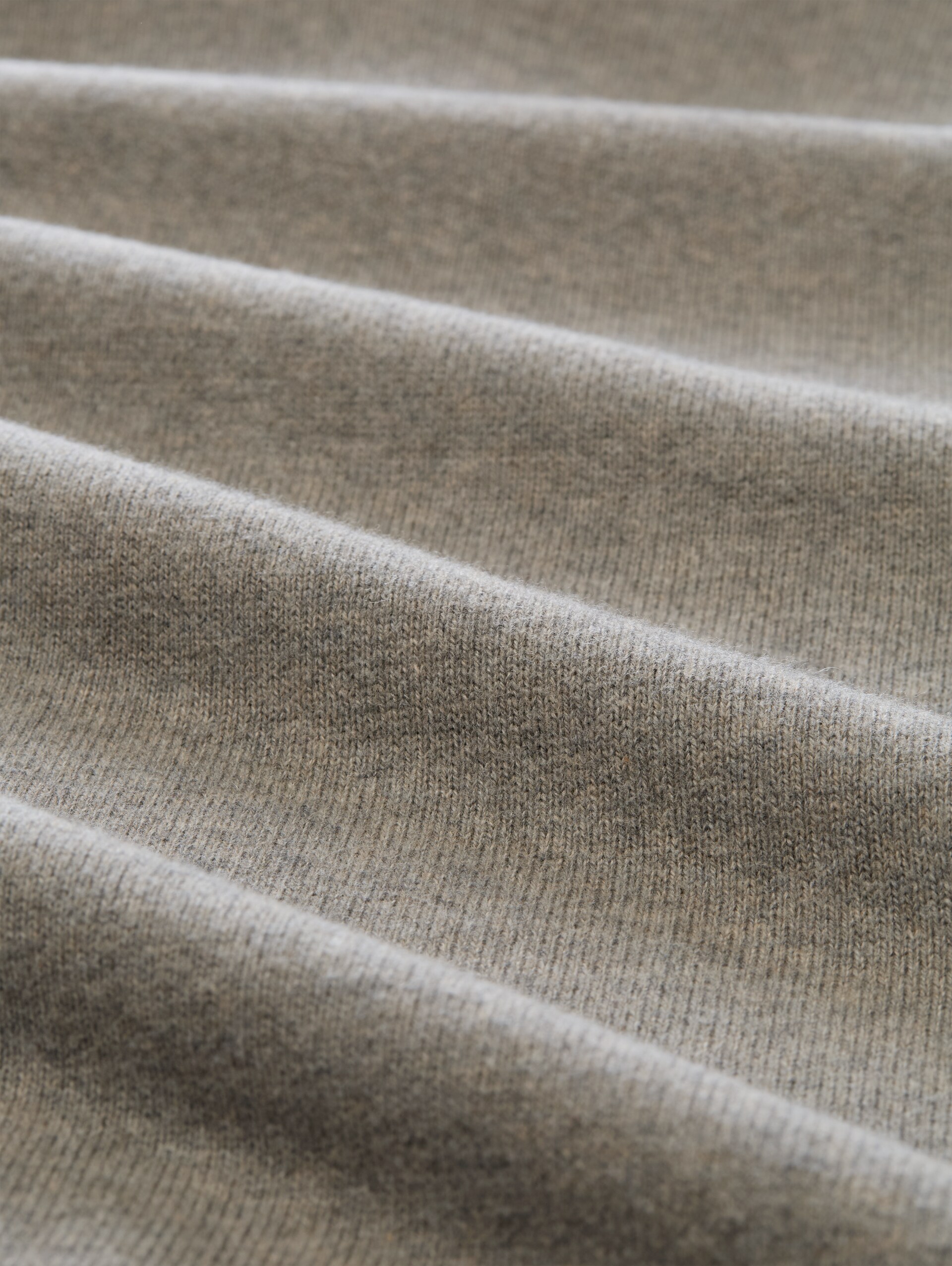 Rollkragenpullover mit Kaschmir-Anteil - Driftwood Taupe Melangé - Material-Ansicht