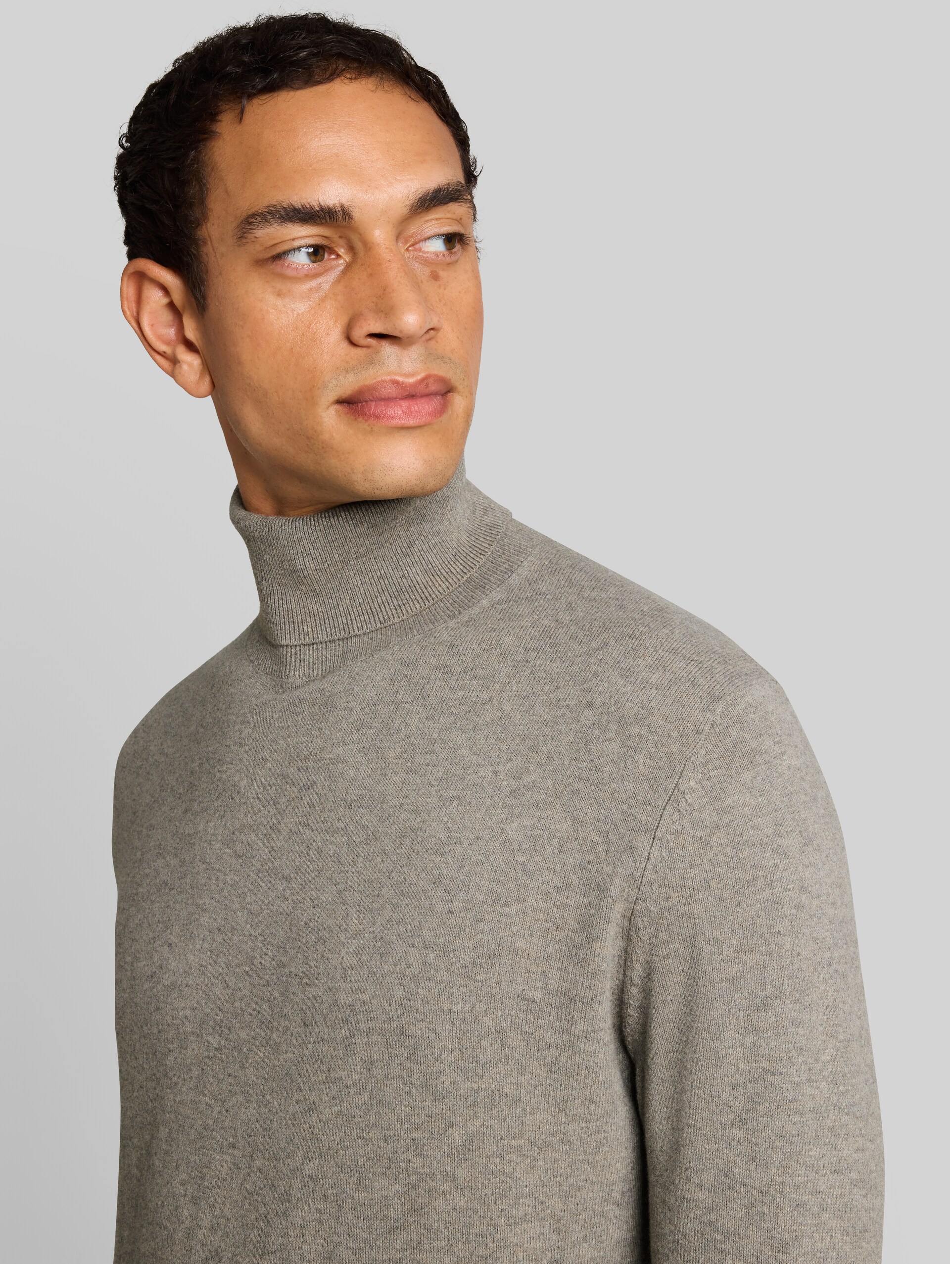 Rollkragenpullover mit Kaschmir-Anteil - Driftwood Taupe Melangé - Detail-Model-Ansicht