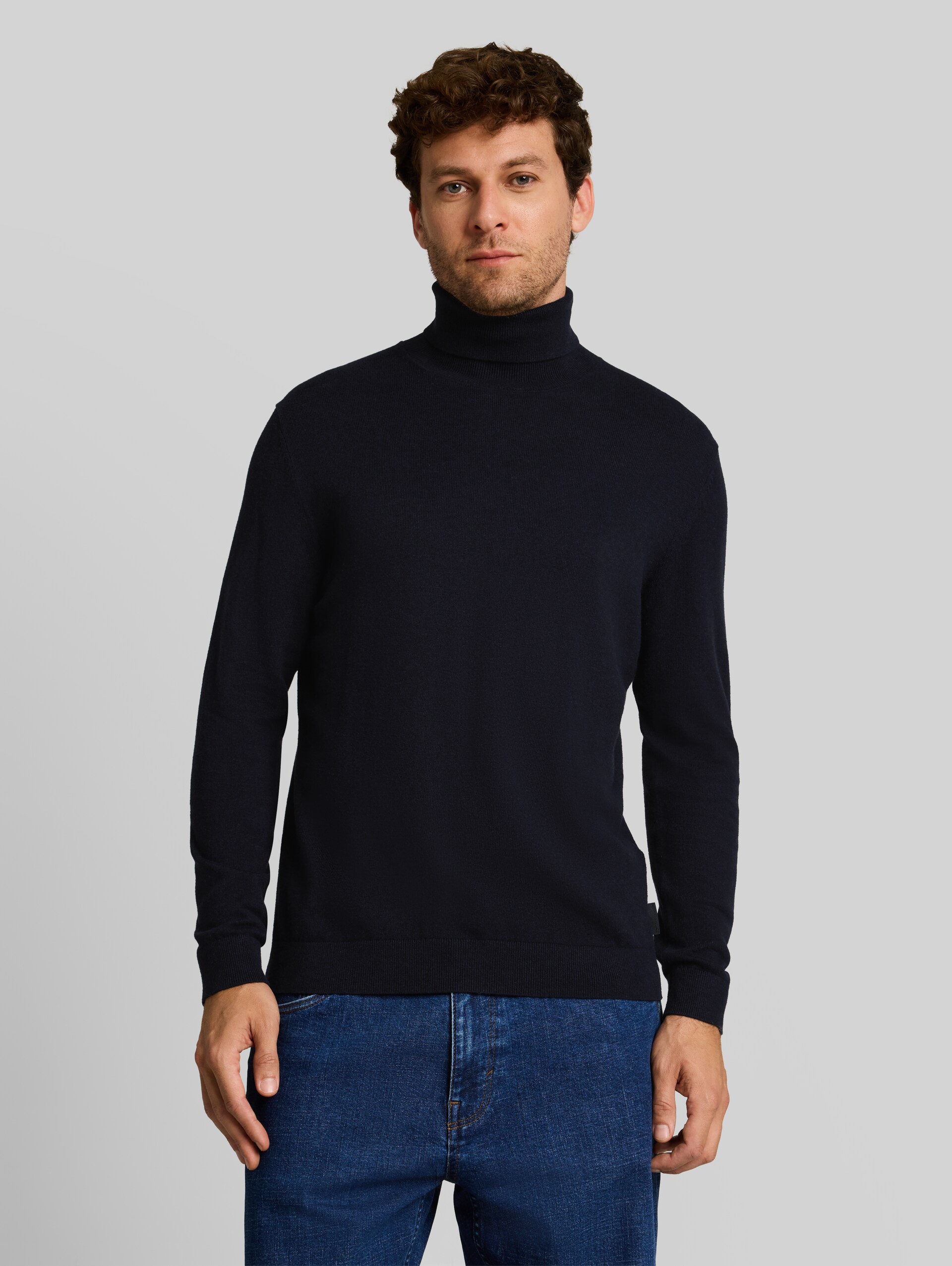 Rollkragenpullover mit Kaschmir-Anteil - Knitted Navy Melange - Ausschnitt Model-Vorderansicht