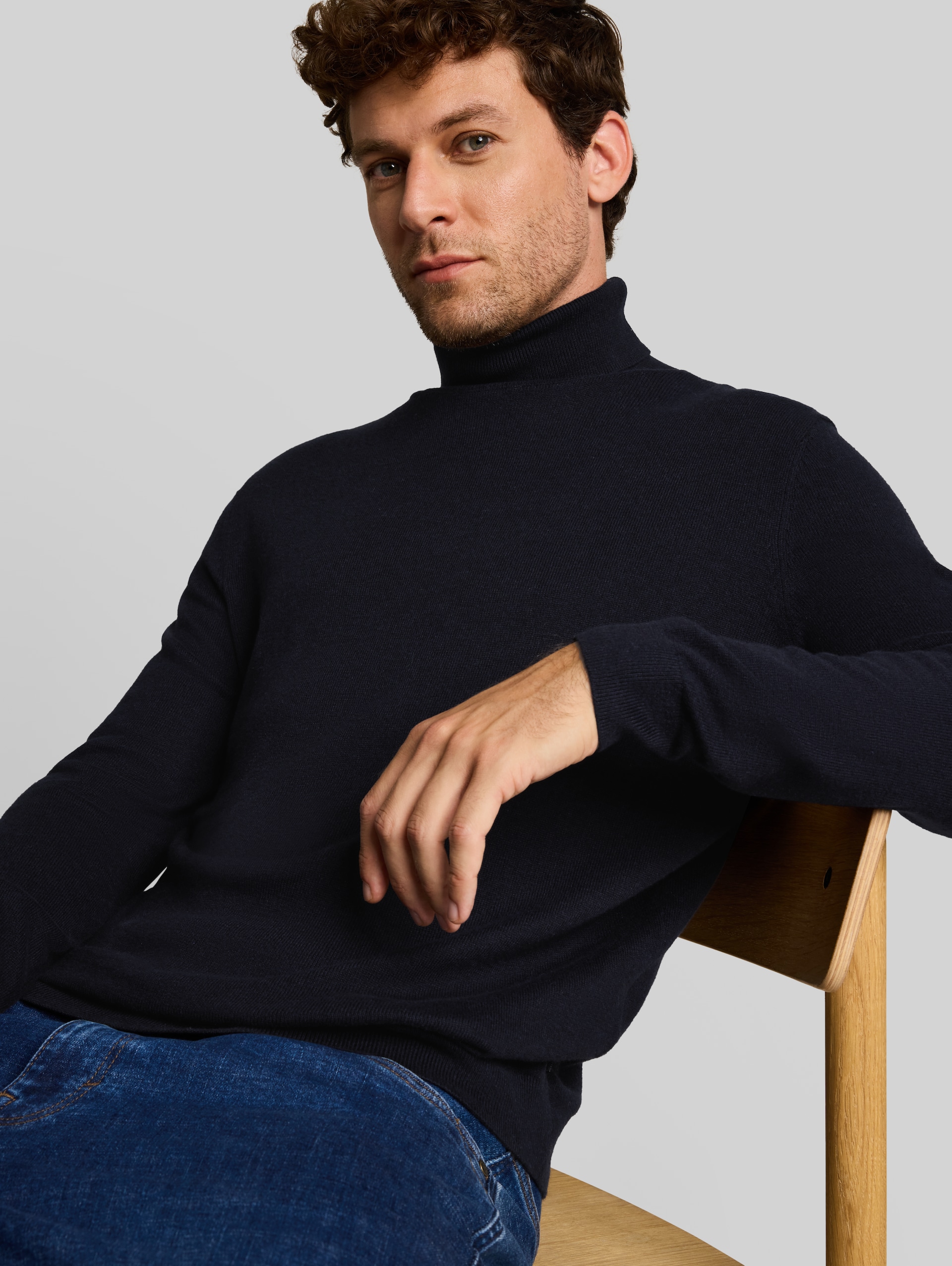 Rollkragenpullover mit Kaschmir-Anteil - Knitted Navy Melange - Detail-Model-Ansicht