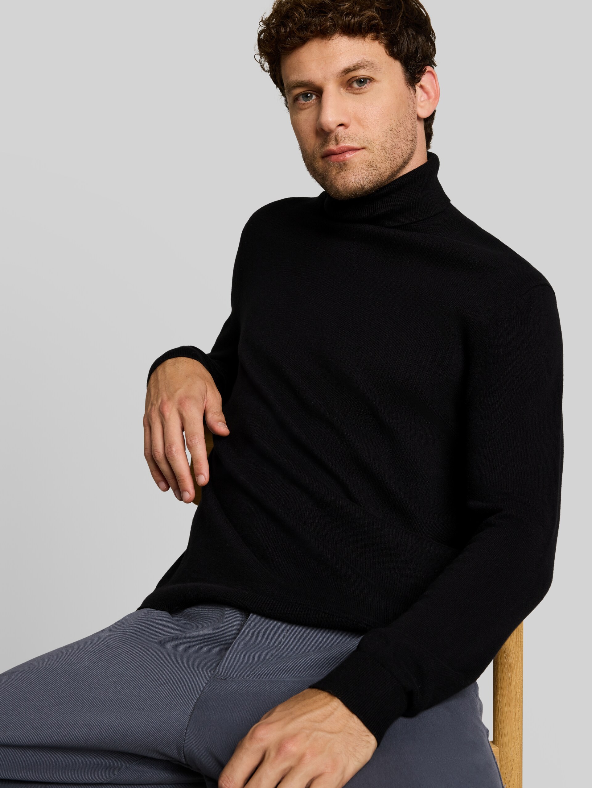 Pull à col roulé avec une touche de cachemire - Black - Vue détaillée du modèle