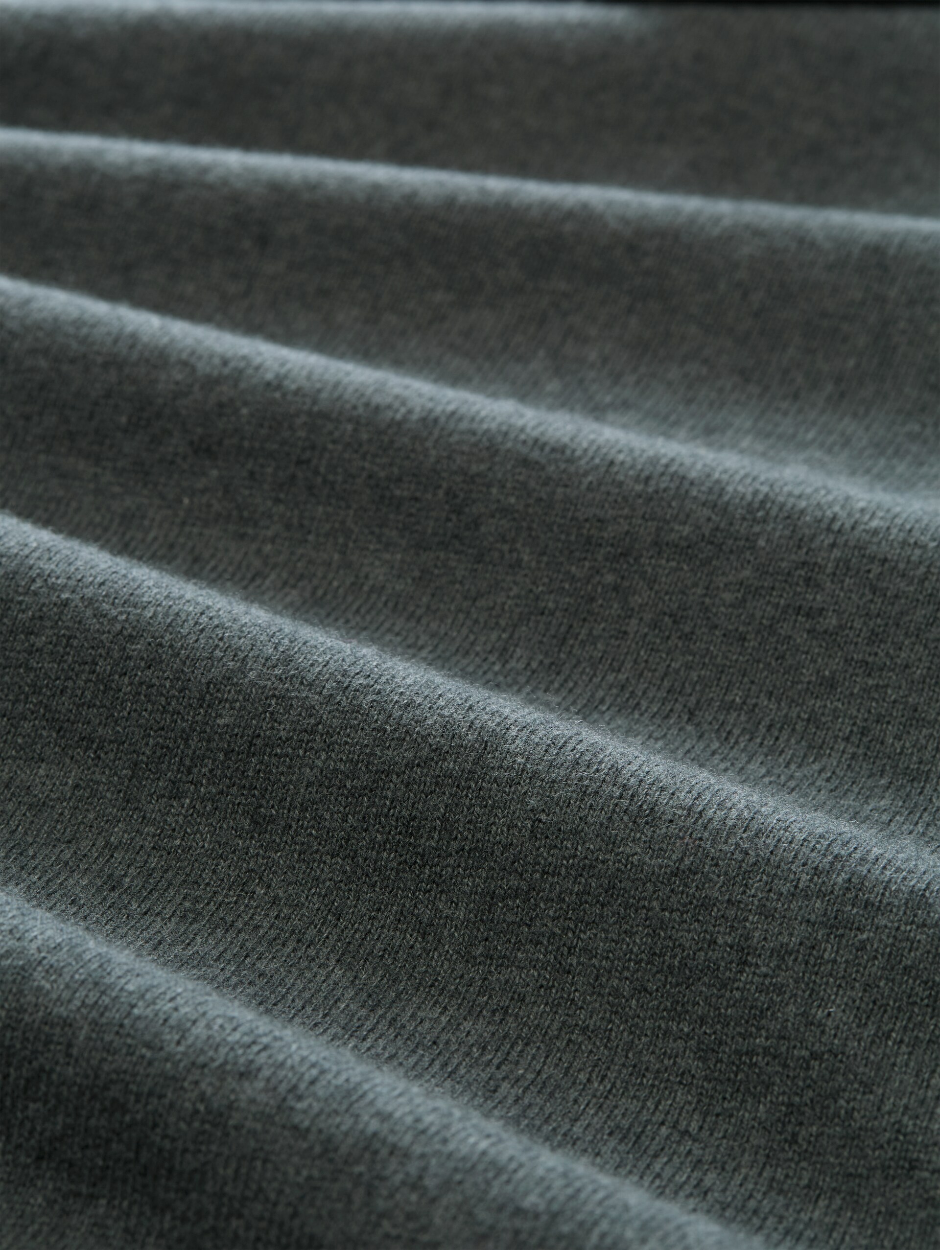 Rollkragenpullover mit Kaschmir-Anteil - darkest olive melange - Material-Ansicht