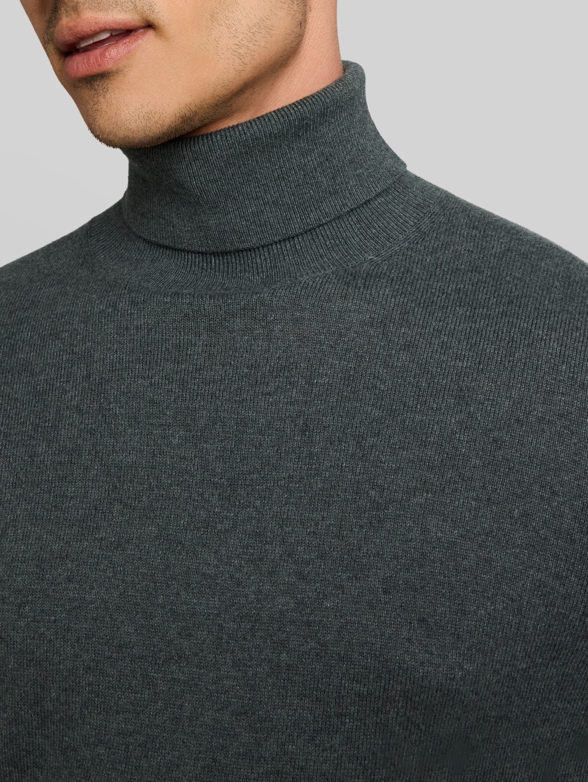 Rollkragenpullover mit Kaschmir-Anteil - darkest olive melange - Detail-Model-Ansicht