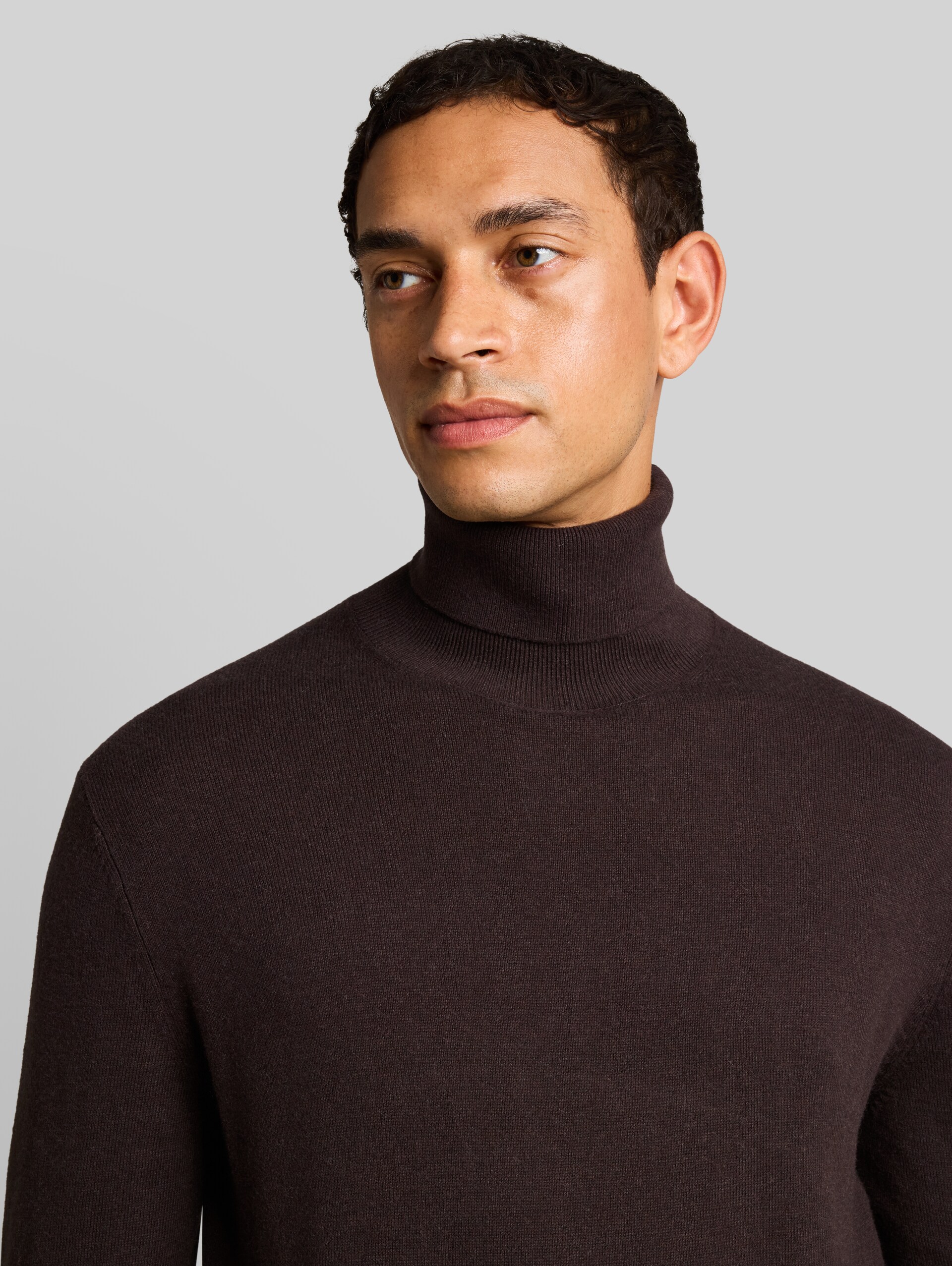 Rollkragenpullover mit Kaschmir-Anteil - dark chocolate brown melange - Detail-Model-Ansicht