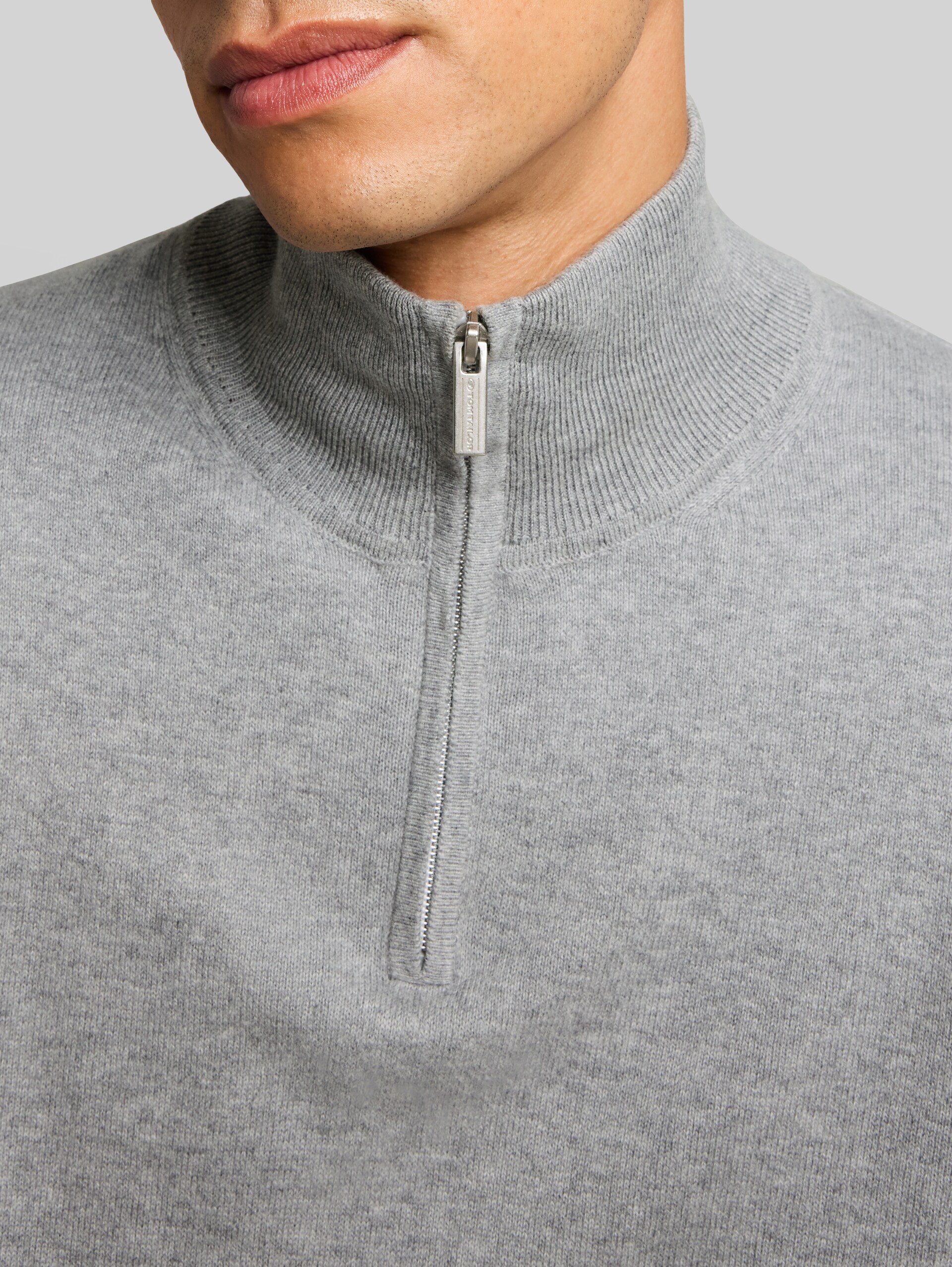 Troyer Strickpullover mit Kaschmir-Anteil - Knit Grey Melange - Detail-Model-Ansicht