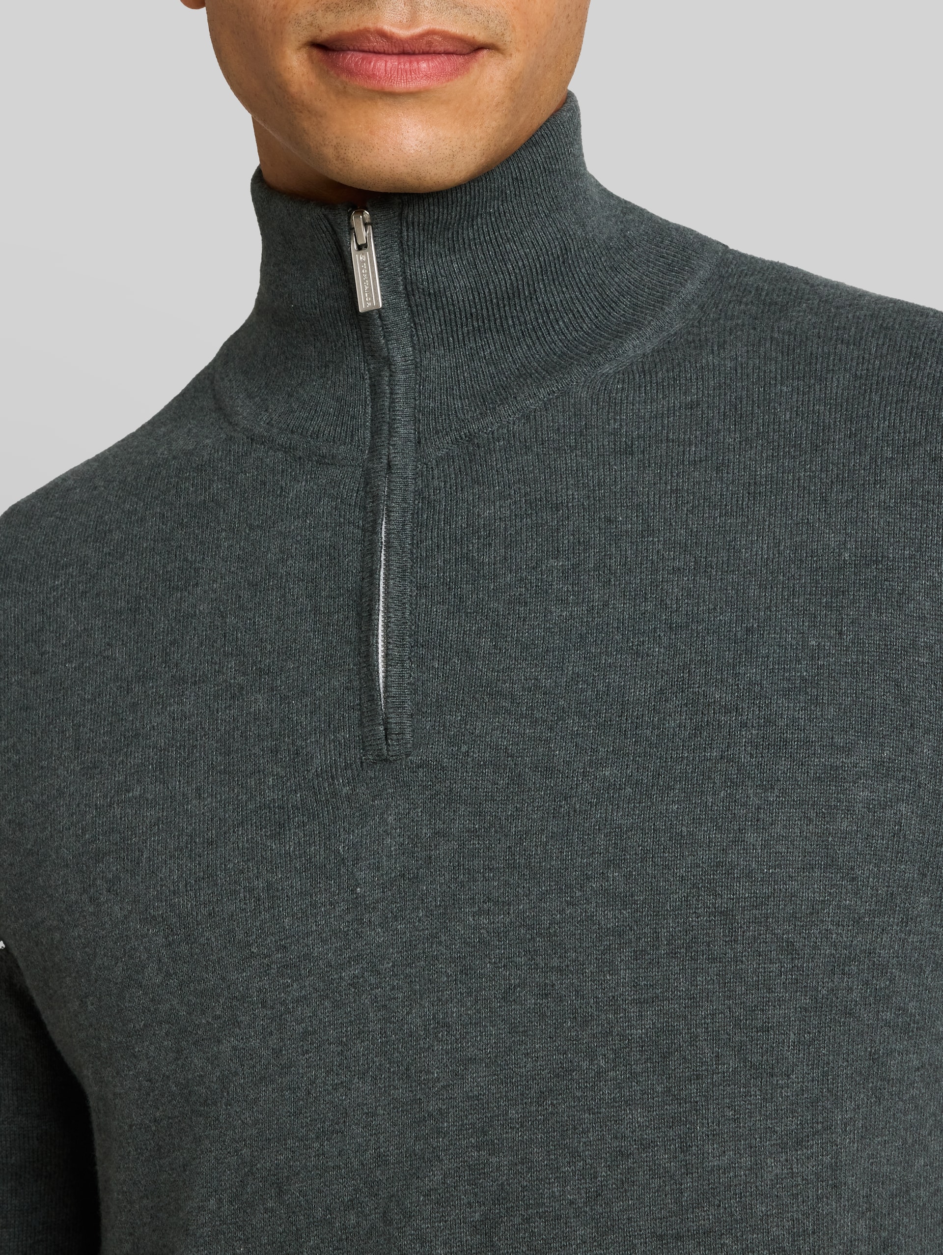 Troyer Strickpullover mit Kaschmir-Anteil - darkest olive melange - Detail-Model-Ansicht