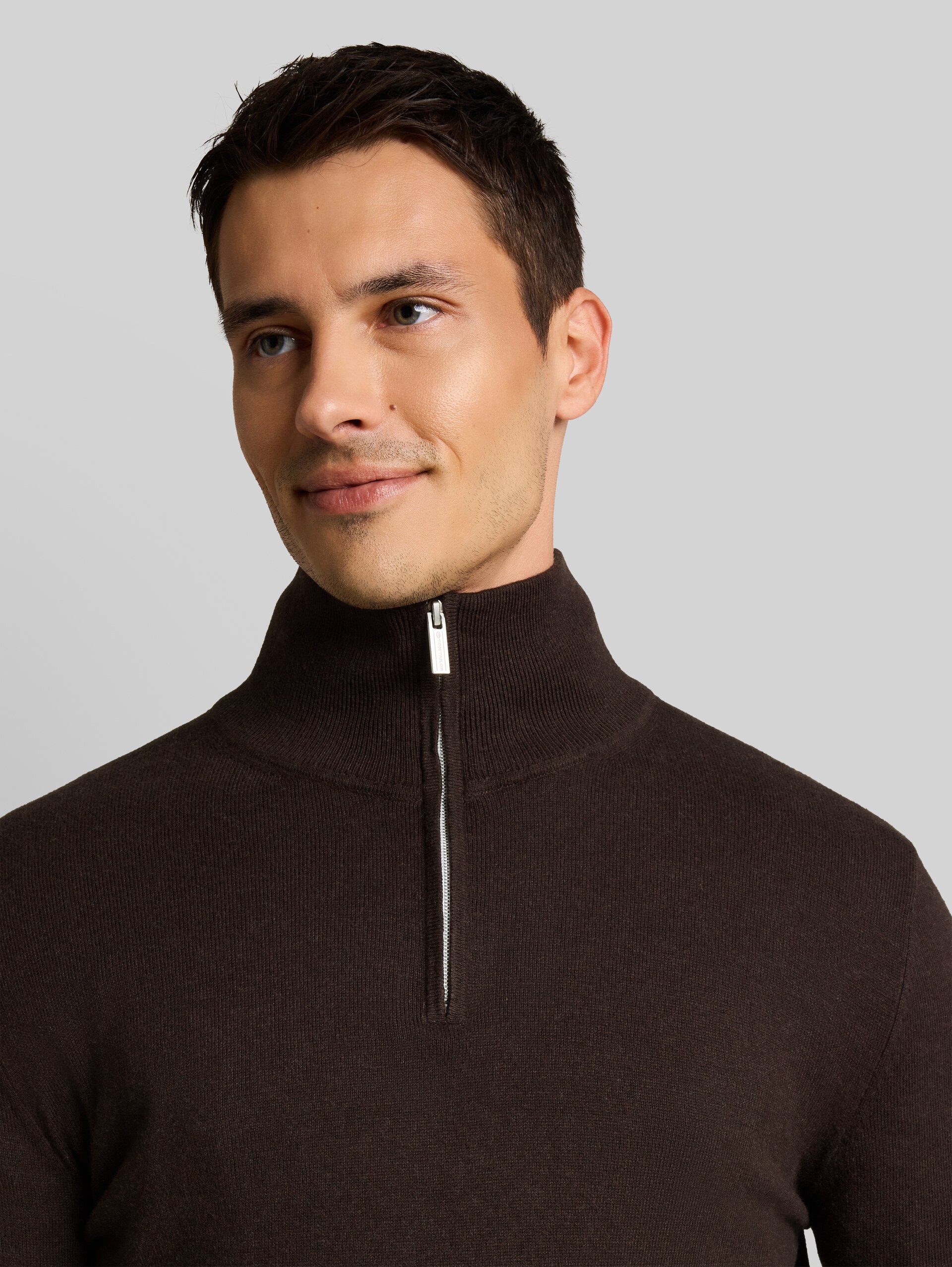 Troyer Strickpullover mit Kaschmir-Anteil - dark chocolate brown melange - Detail-Model-Ansicht