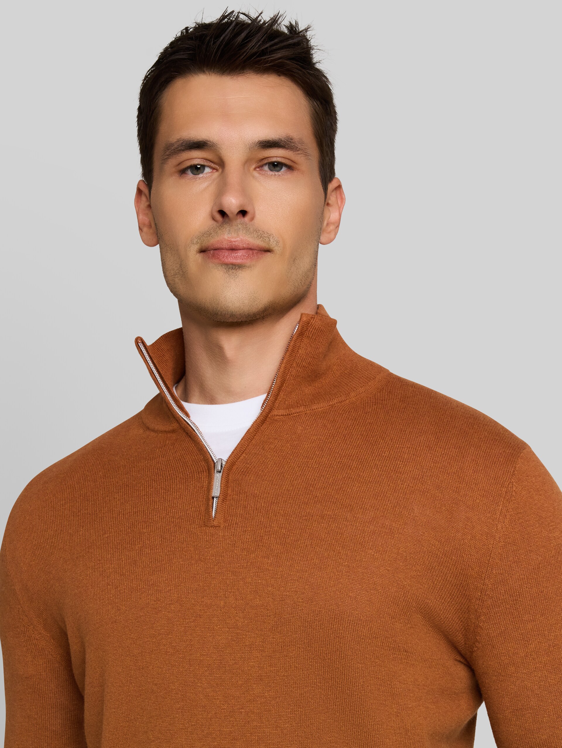 Troyer Strickpullover mit Kaschmir-Anteil - camel brown melange - Detail-Model-Ansicht