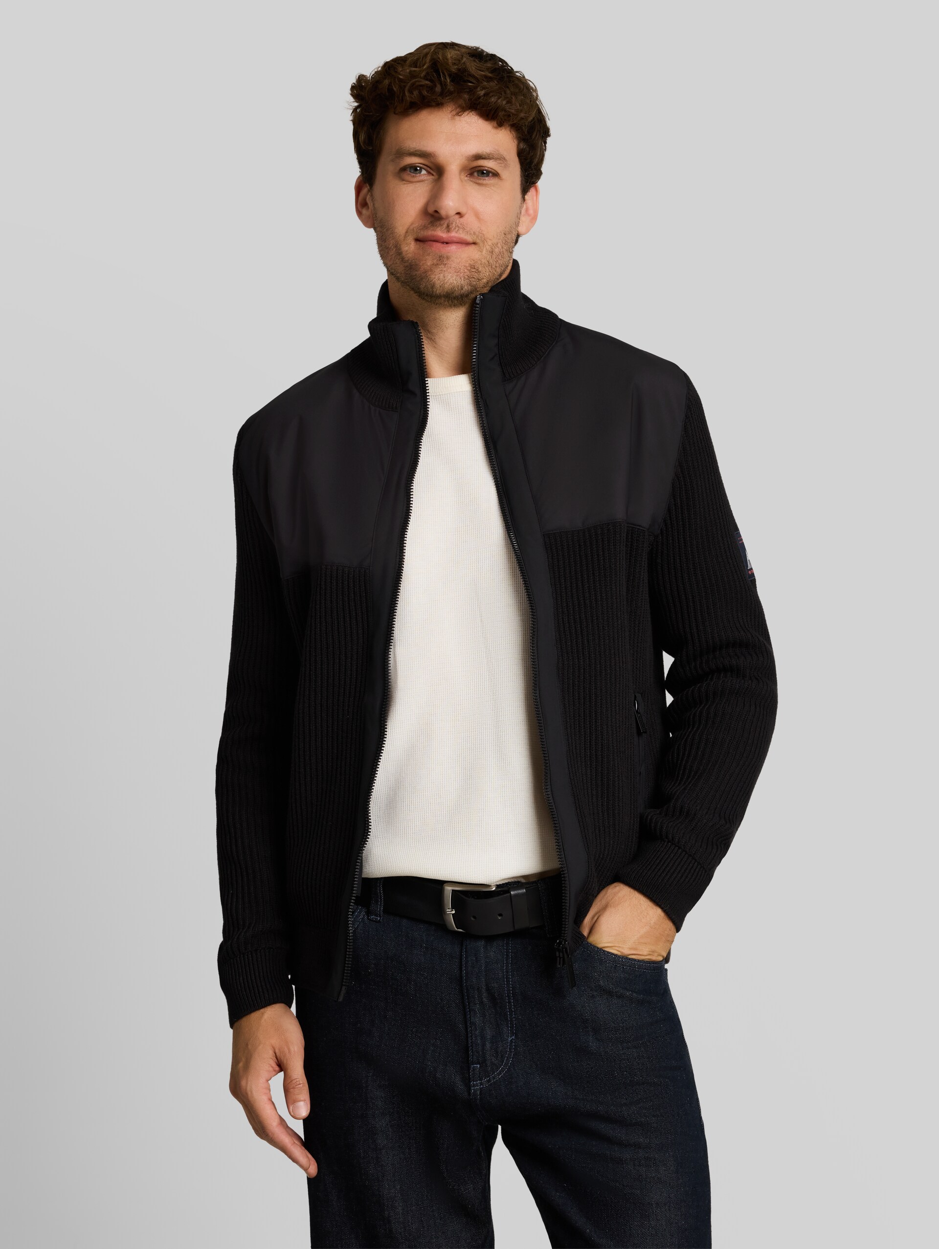 Cardigan en mélange de matières - Black - Découpe Vue de face du modèle