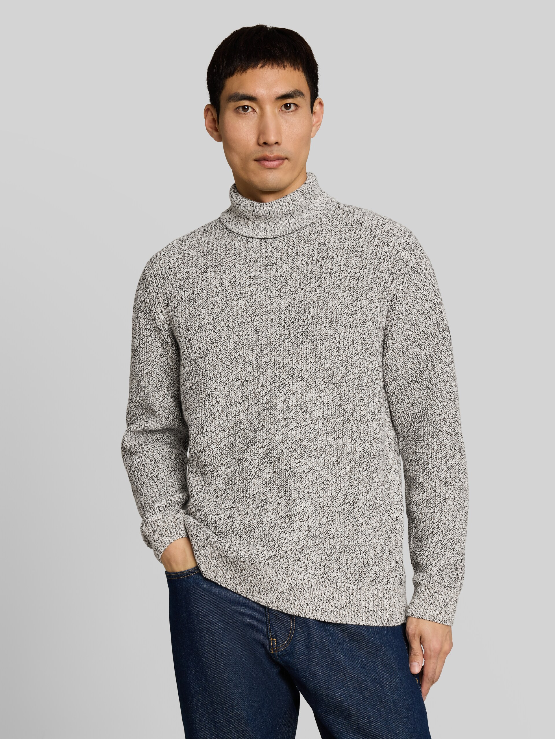 Rollkragenpullover in Melange-Optik - white black mouline - Ausschnitt Model-Vorderansicht