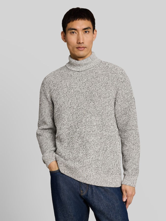 Pull à col roulé à effet chiné par Men, white black mouline