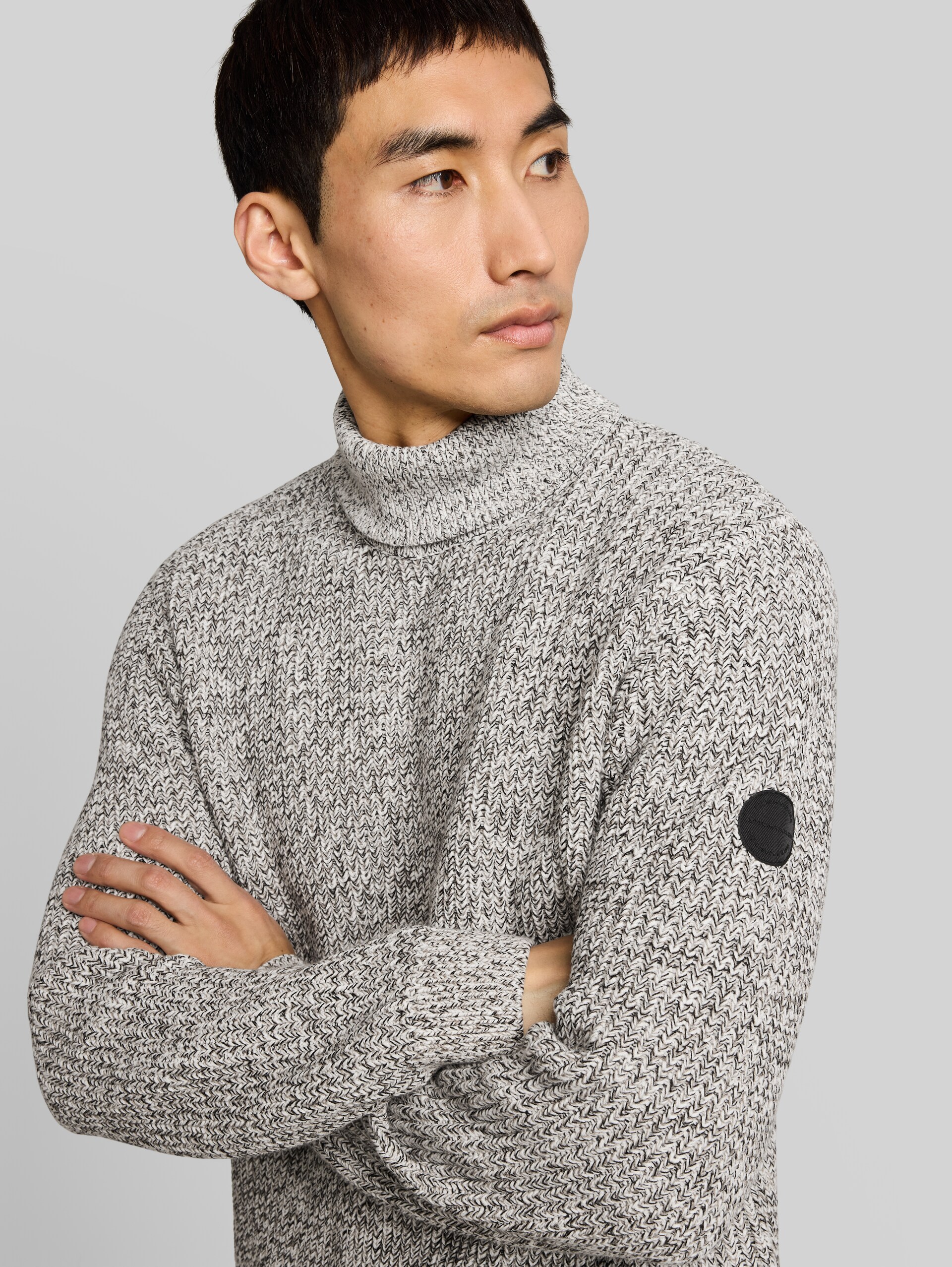 Rollkragenpullover in Melange-Optik - white black mouline - Detail-Model-Ansicht