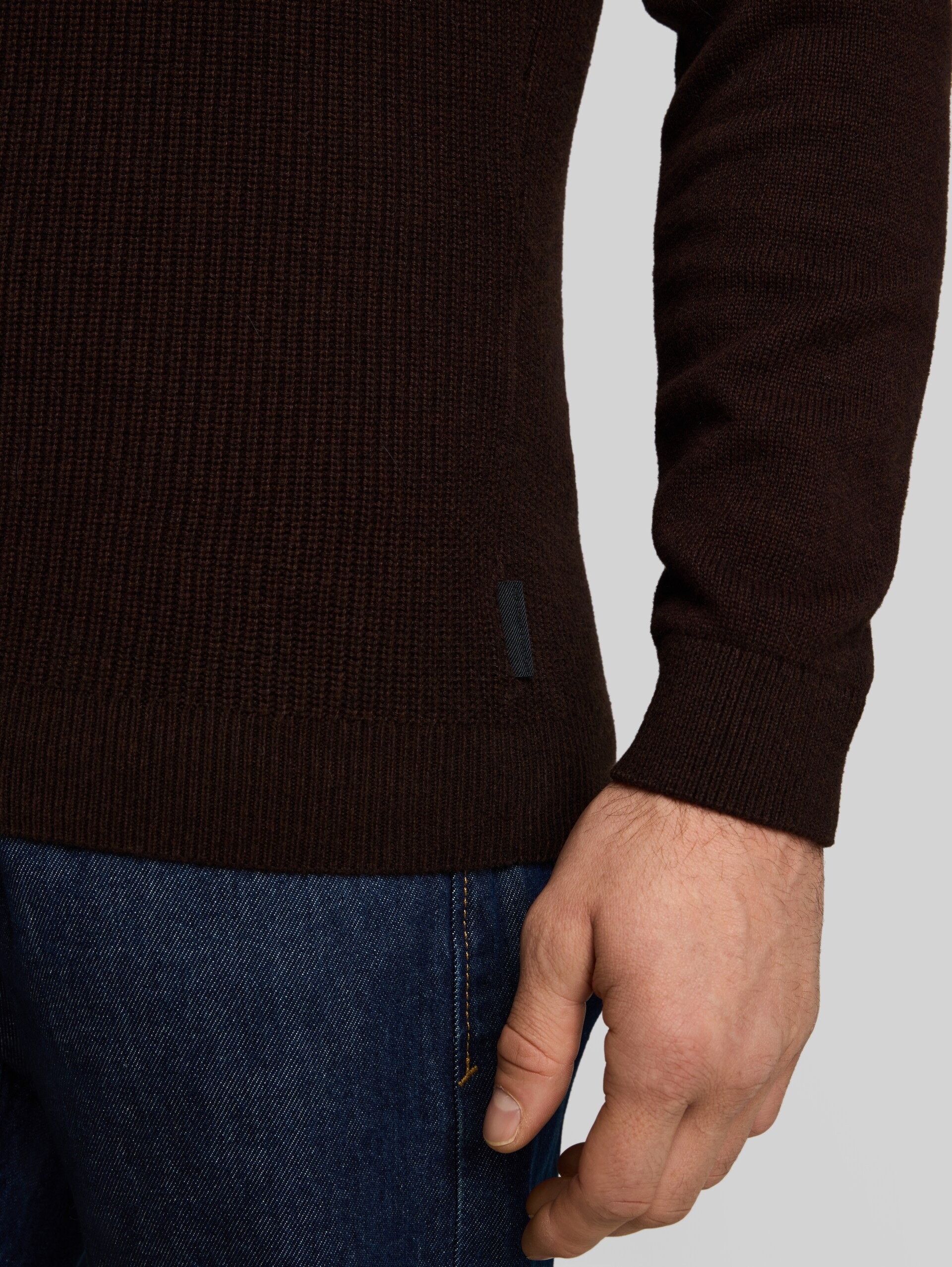 Strickpullover mit Alpaka-Anteil - dark chocolate brown melange - Detail-Model-Ansicht