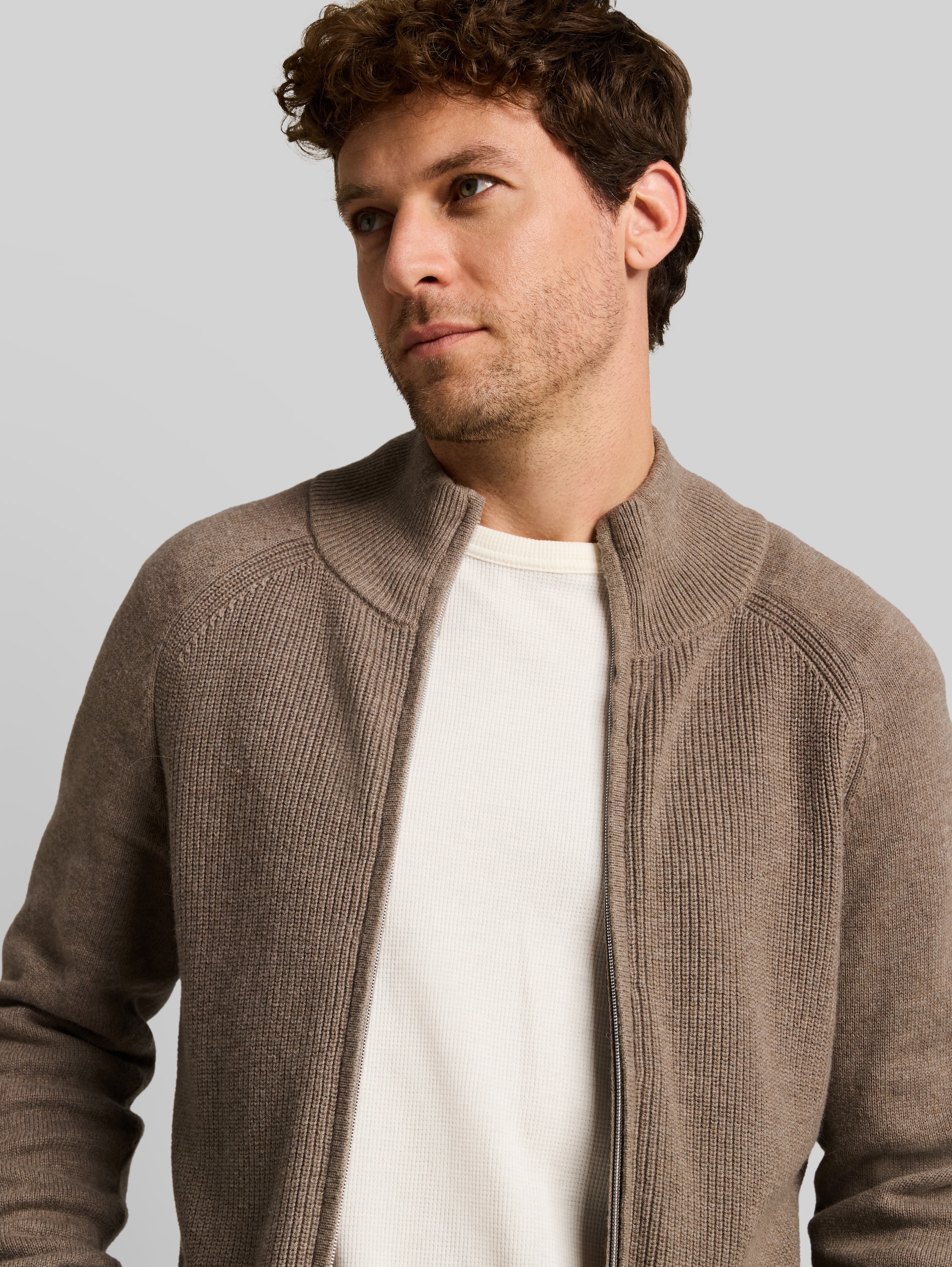 Strickjacke mit Alpaka-Anteil - Driftwood Taupe Melangé - Detail-Model-Ansicht