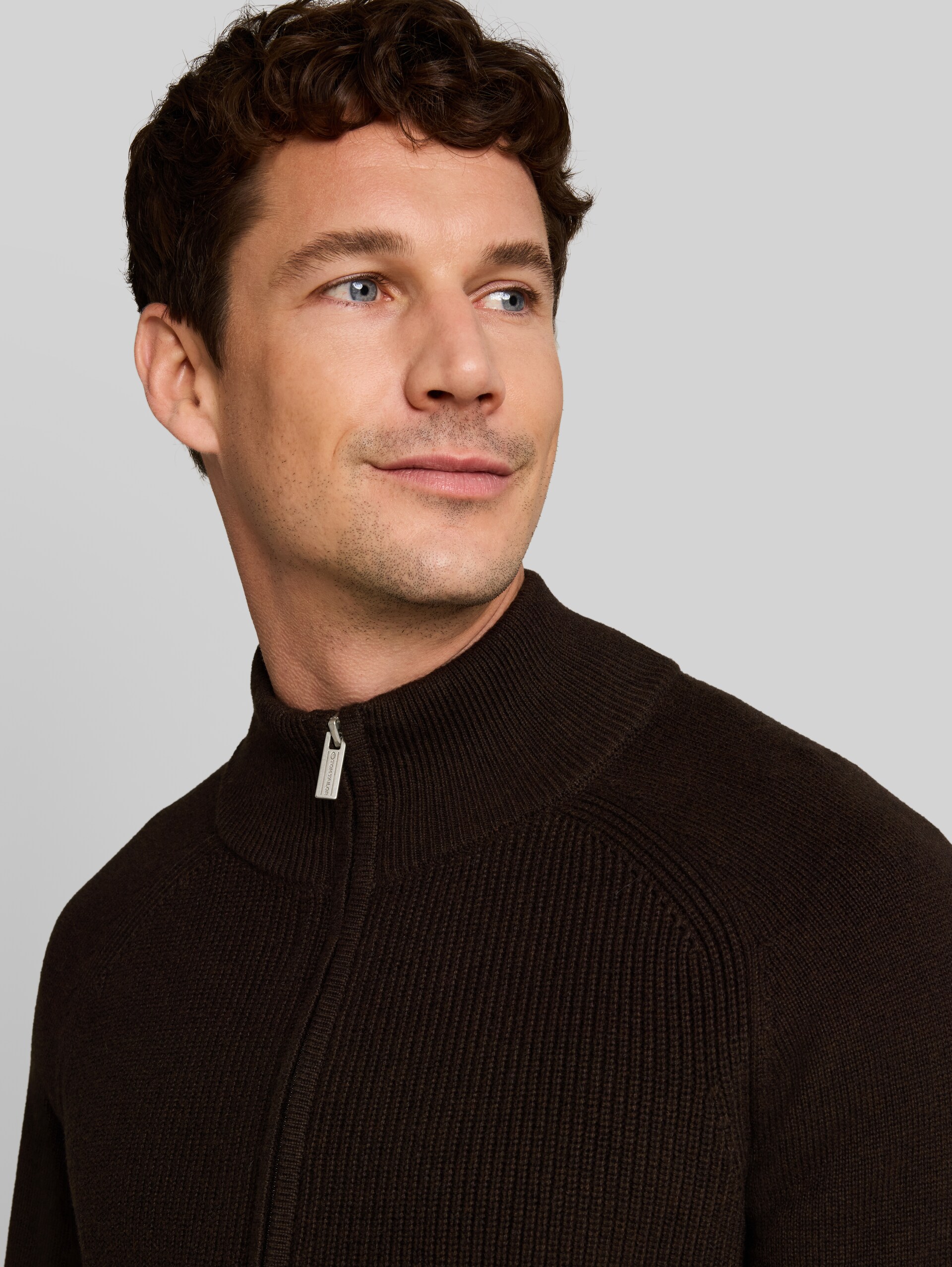 Strickjacke mit Alpaka-Anteil - dark chocolate brown melange - Detail-Model-Ansicht