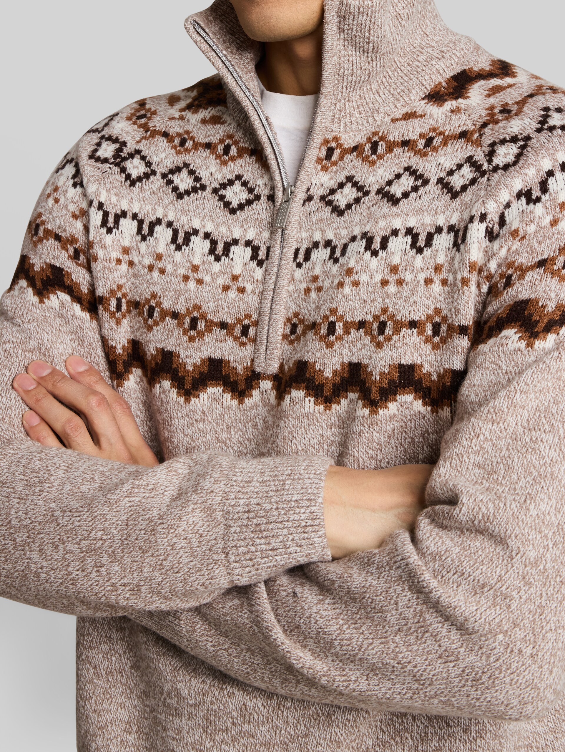 Norweger Strickpullover mit Wollanteil - Driftwood Taupe - Detail-Model-Ansicht