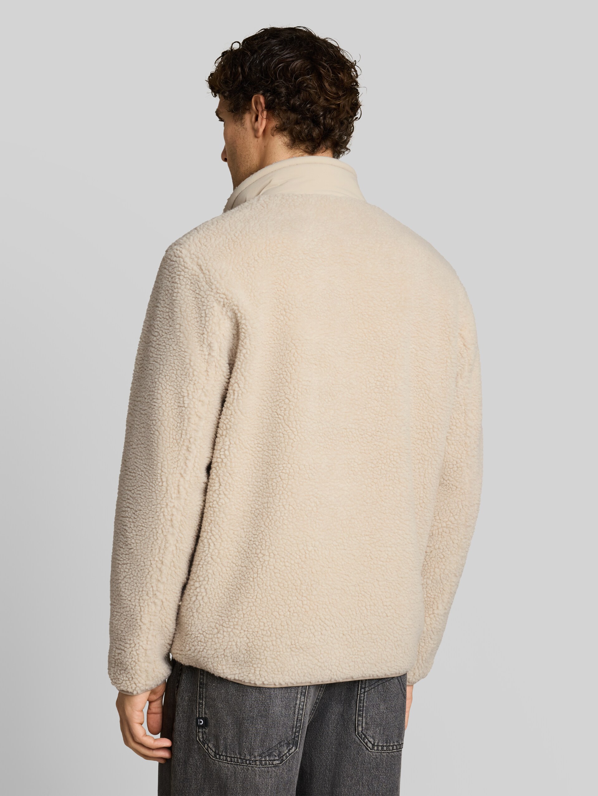 Teddyjas met relaxte pasvorm - Dusty Beige - Model-achteraanzicht