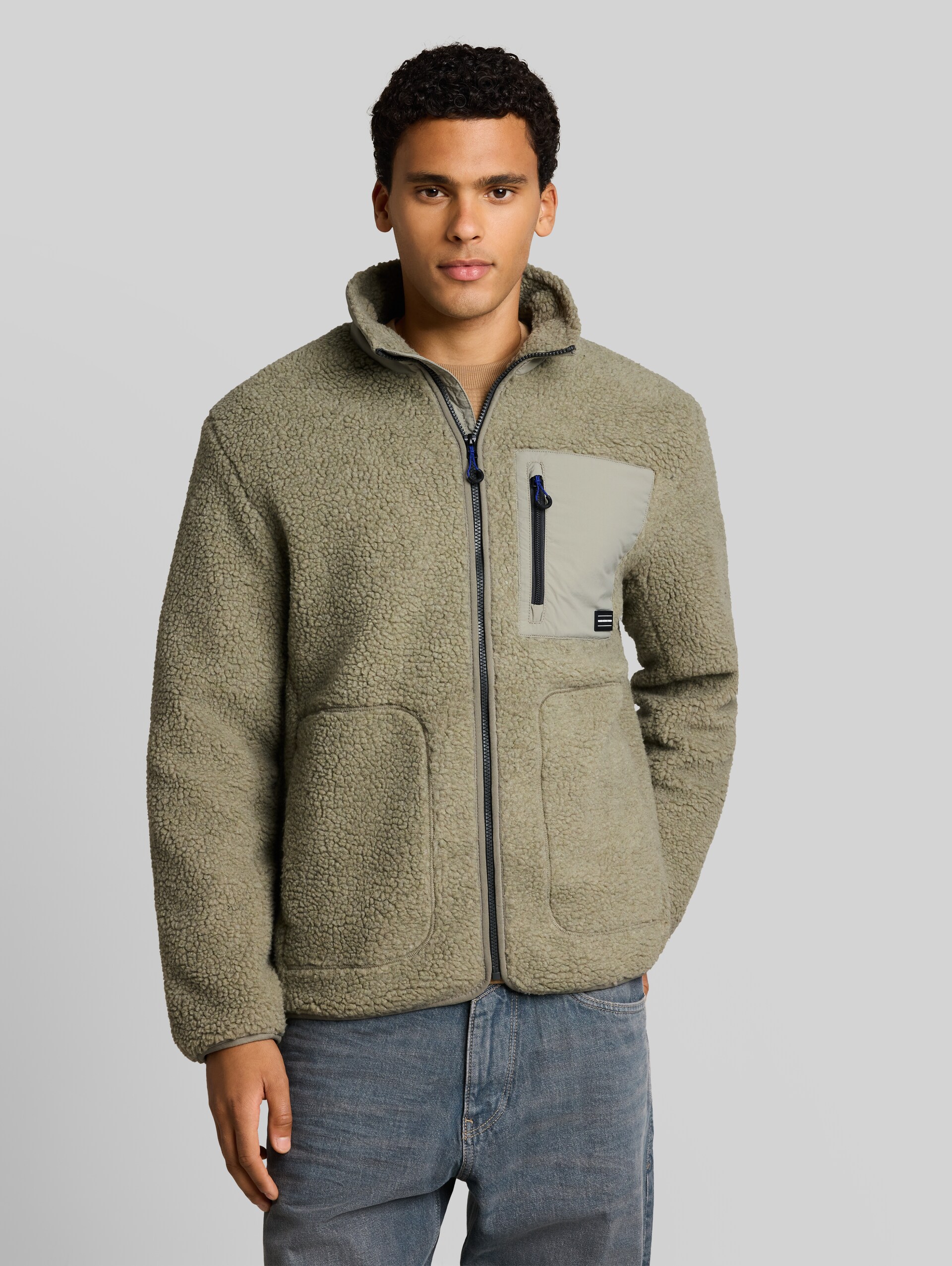 Relaxed Fit Teddy Jacke - dark sage green - Model-Vorderansicht