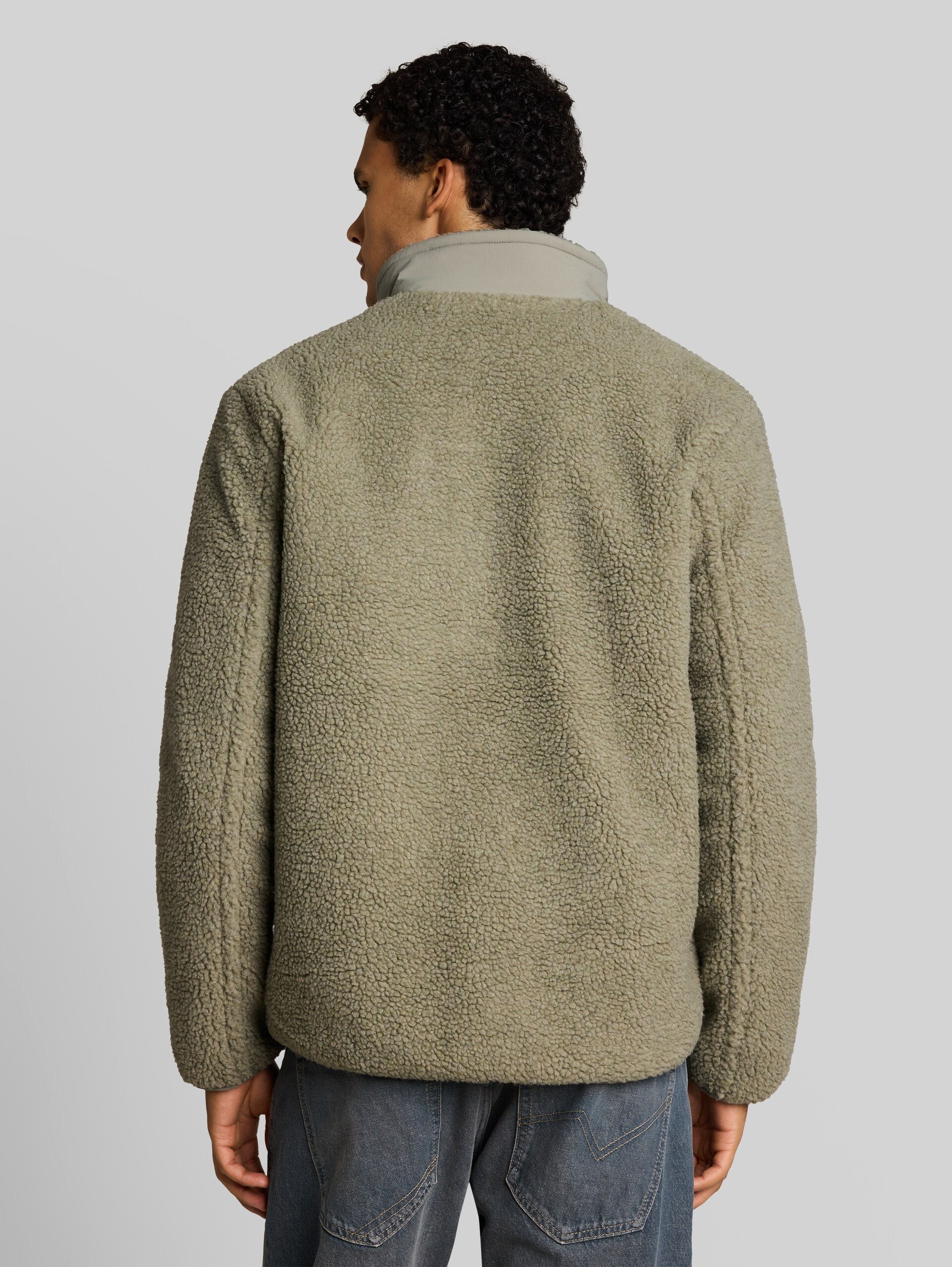 Relaxed Fit Teddy Jacke - dark sage green - Model-Rückansicht