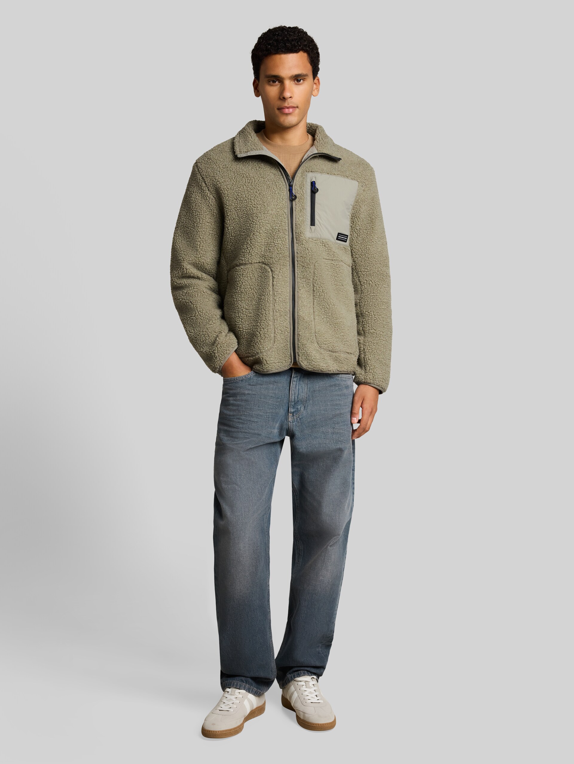 Relaxed Fit Teddy Jacke - dark sage green - seitliche Model-Ansicht