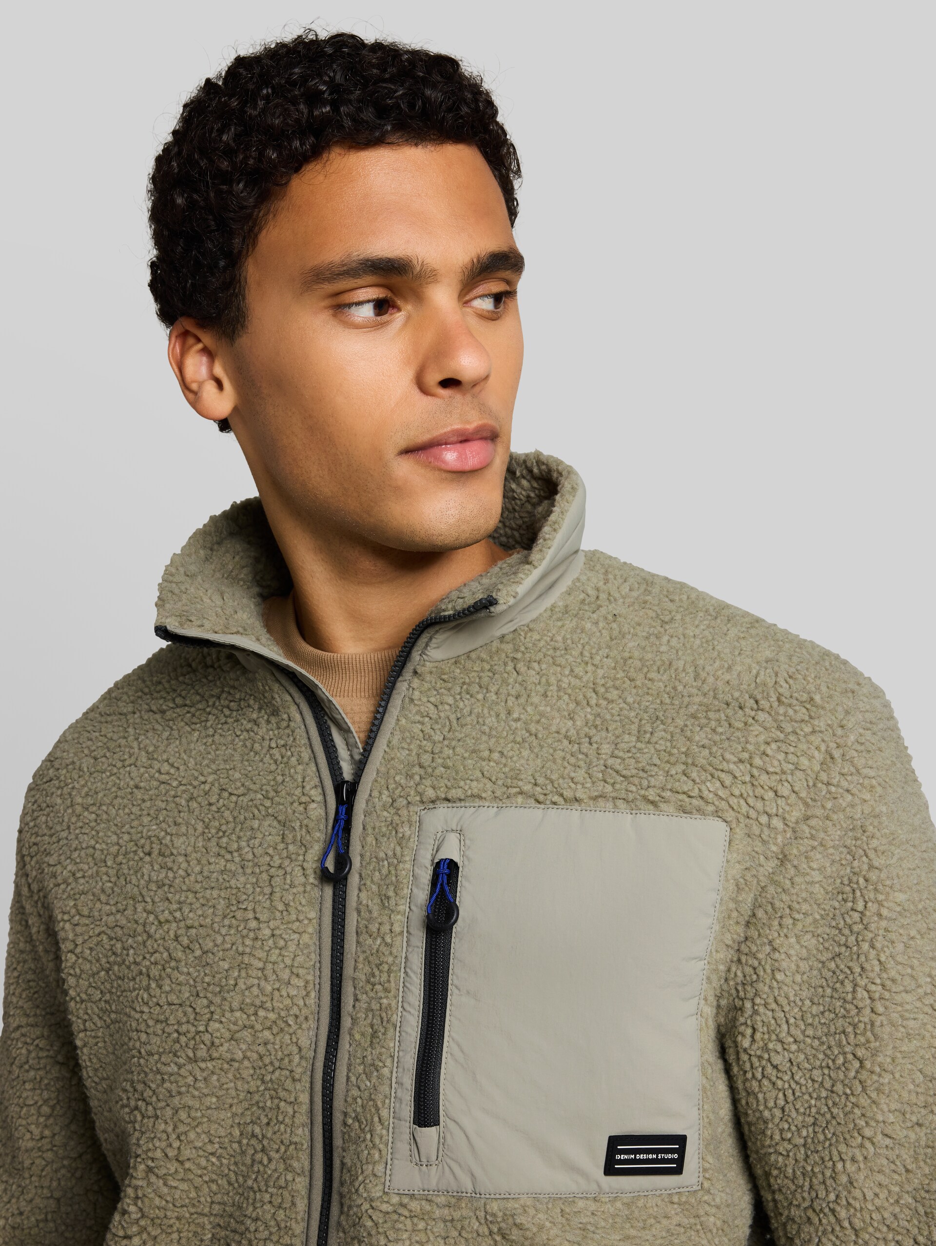 Relaxed Fit Teddy Jacke - dark sage green - Detail-Model-Ansicht